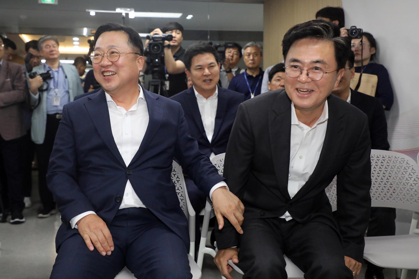 이장우(왼쪽) 대전시장과 김태흠 충남지사가 20일 오후 서울 영등포구 대산빌딩에서 열린 대전·충남 통합 서울사무소 개소식에 참석하고 있다. 2023.07.20. 사진공동취재단