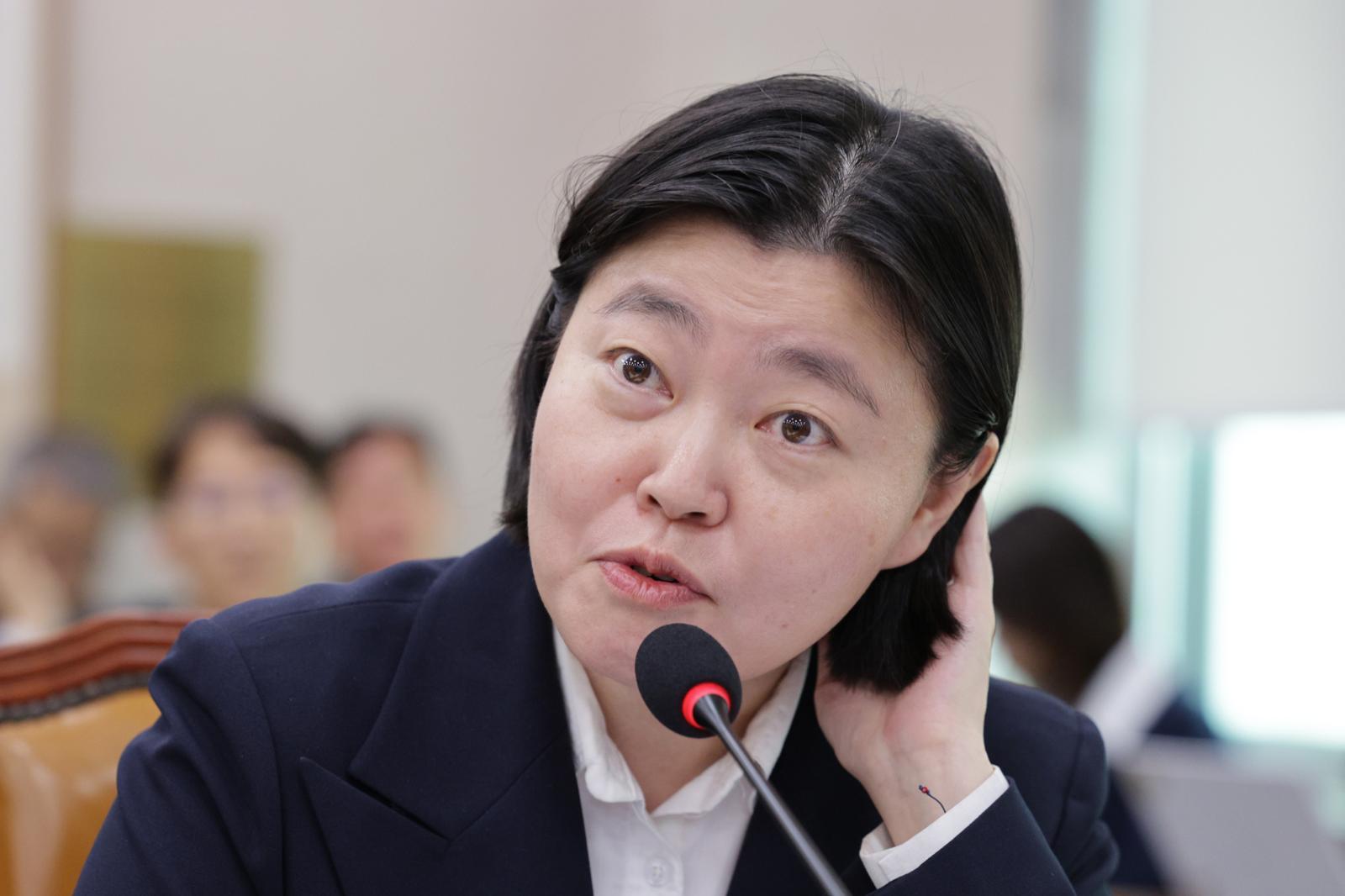 임은정 서울동부지검장이 23일 서울 여의도 국회 법제사법위원회에서 열린 서울고등검찰청·서울중앙지방검찰청 등에 대한 국정감사에서 의원 질의에 답변하고 있다. 2025.10.23 뉴스1