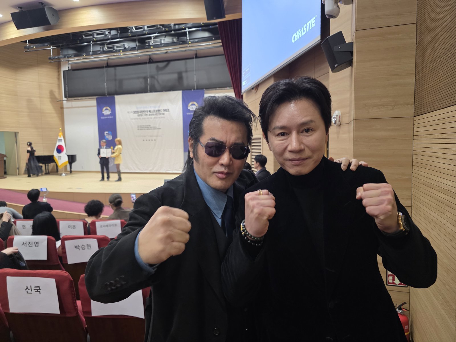 어제도, 오늘도, 내일도 계속 의리를 외치고, 외칠 두 사람. 김보성 제공