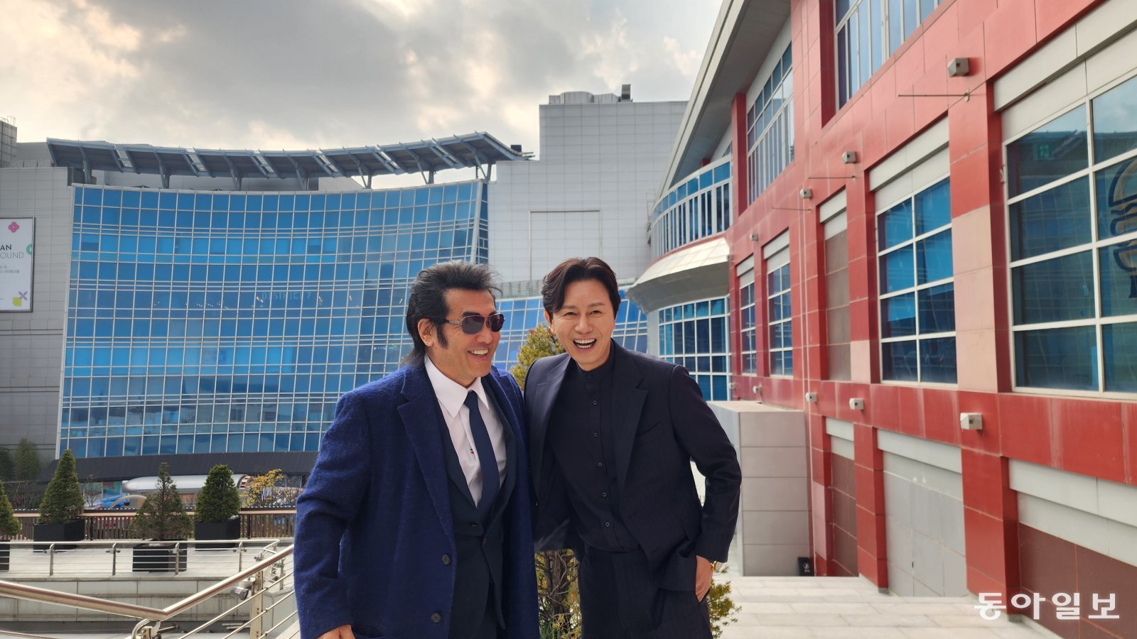 “민종아. 우리 제대로 ‘영웅본색’ 한번 찍자. 형 평생 꿈이야. 의리!” “알았어요. 형. 투자 받아 오세요.” 대한민국 ‘대표 의리남’ 김보성(왼쪽)과 김민종이 다시 의기투합했다. 유재영 기자 elegant@donga.com