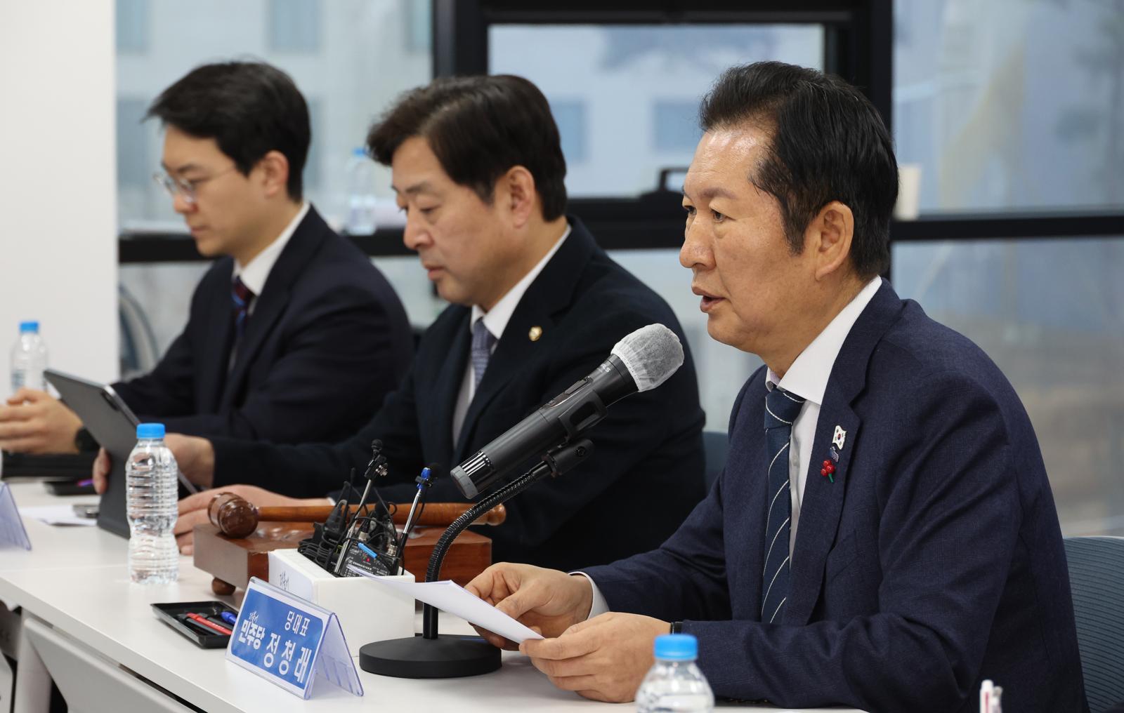 더불어민주당 정청래 대표(오른쪽)가 17일 오전 강원 춘천시 민주당 강원도당에서 열린 현장 최고위원회의에서 발언하고 있다. 정 대표는 “정동영 통일부의 정책적 선택과 결정이 옳은 방향”이라며 “통일부 입장을 지지한다”고 밝혔다. 춘천=뉴시스
