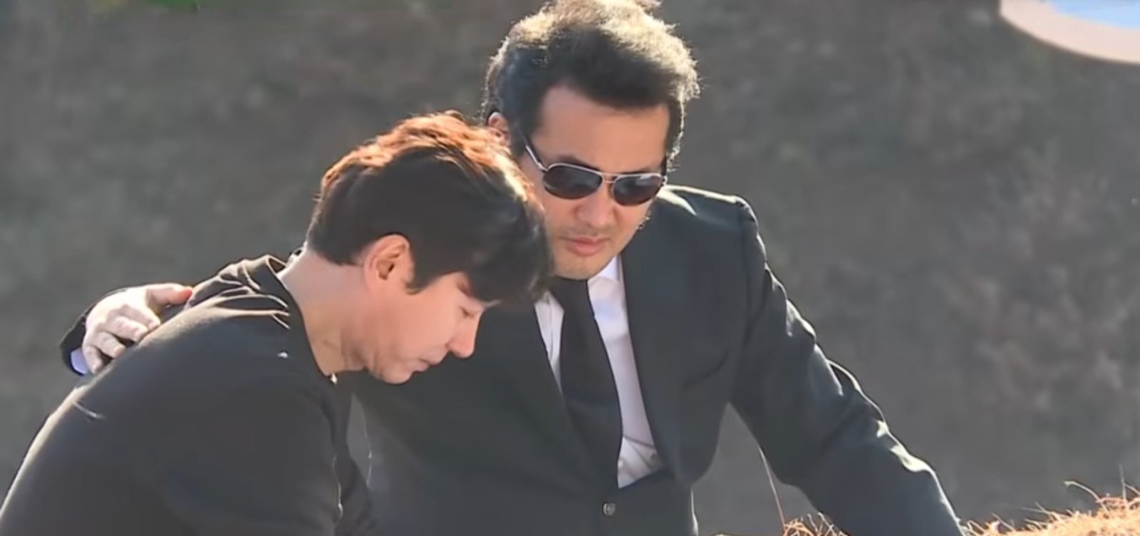 “형. 고마워요. 힘들 때 옆에 있어 줘서.” “민종이 어머님은 내 어머님이지.” 김민종 모친의 묘소를 찾아 동생을 위로하는 김보성(오른쪽). 두 사람이 어머니 사랑을 추억하고 있다.  SBS ‘미운우리새끼’ 유튜브 캡처