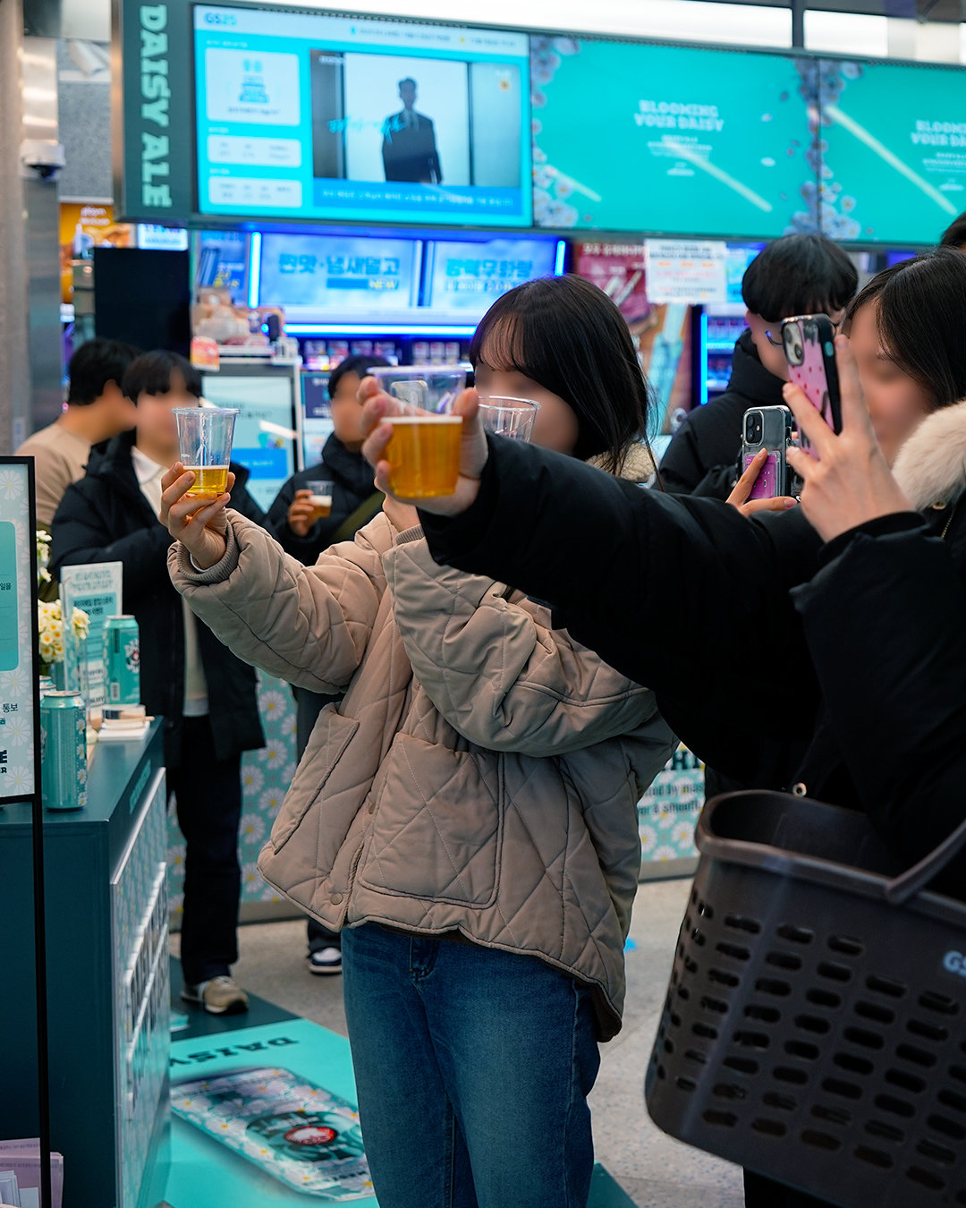 GS25의 데이지에일 팝업스토어에 방문한 고객들이 시음 행사를 즐기고 있다. GS25 제공