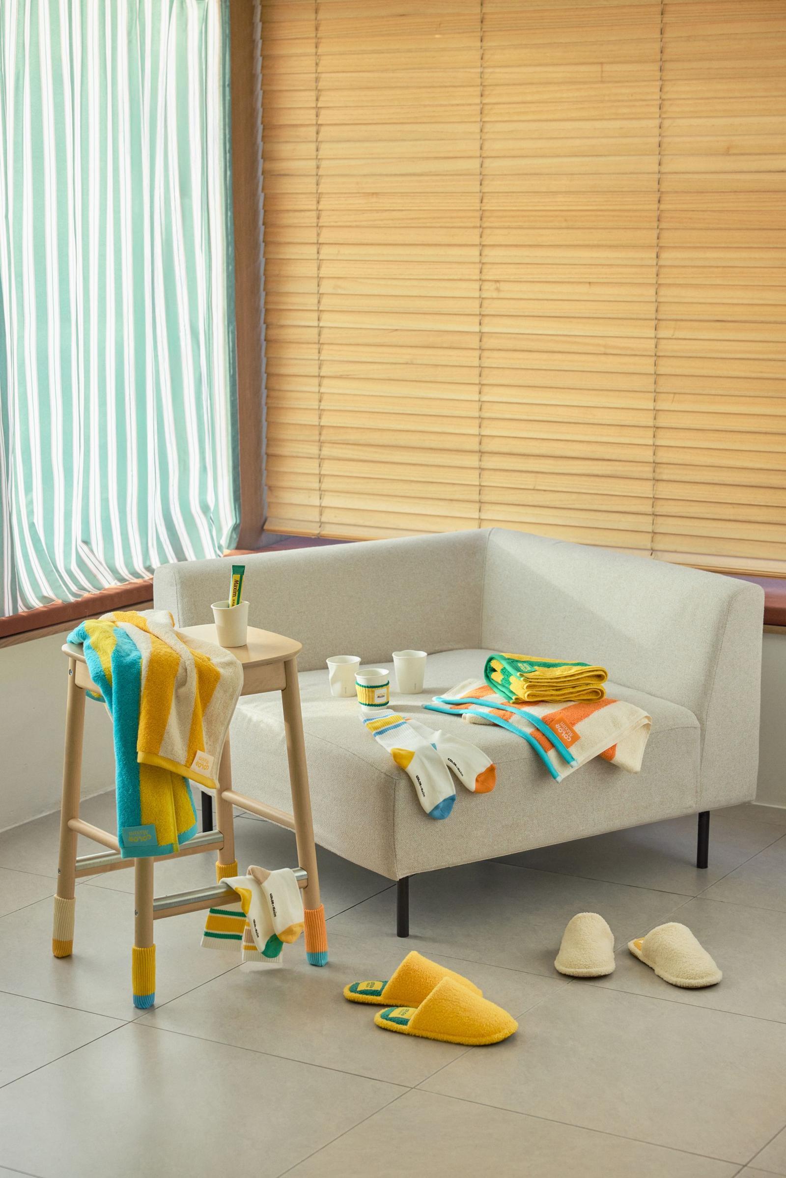 컬러 오브 맥심 한정판 패키지. 굿즈 아이템은 타월, 슬리퍼, 의자 커버, 컵 등 일상 속에서 자주 사용하는 아이템들로 구성했다.