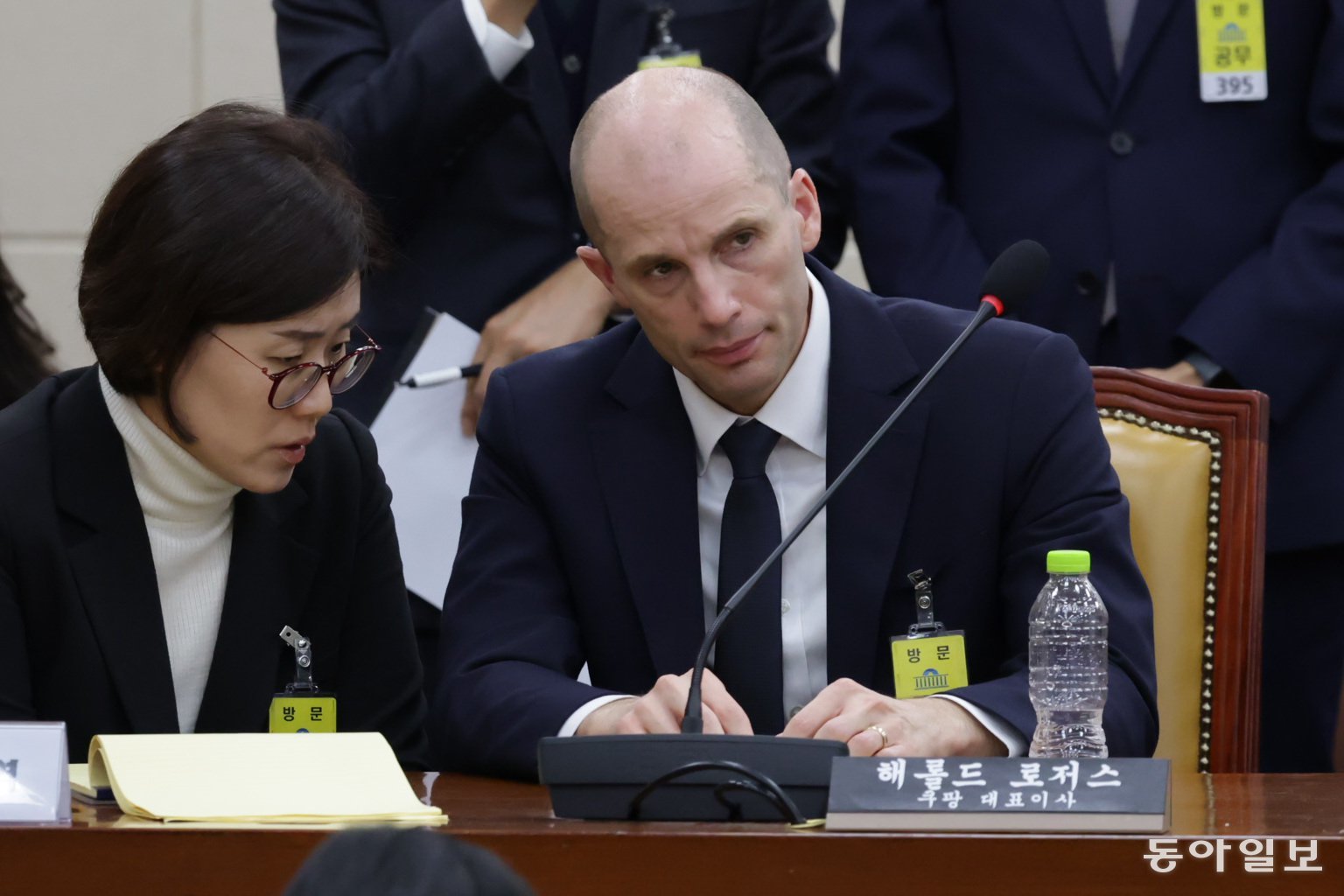 청문회 나온 로저스 쿠팡 임시대표
17일 서울 영등포구 국회 과학기술정보방송통신위원회에서 열린 쿠팡 대규모 개인정보 유출 사태 청문회에 참석한 해롤드 로저스 쿠팡 임시대표(오른쪽)가 굳은 표정으로 통역 내용을 듣고 있다. 이날 청문회에서 로저스 대표는 미국 관련 법령상 유출 정보가 ‘민감 정보’에 해당하지 않는다는 입장을 고수했다. 그는 청문회 일주일 전인 10일 임시대표로 선임됐다. 박형기 기자 oneshot@donga.com