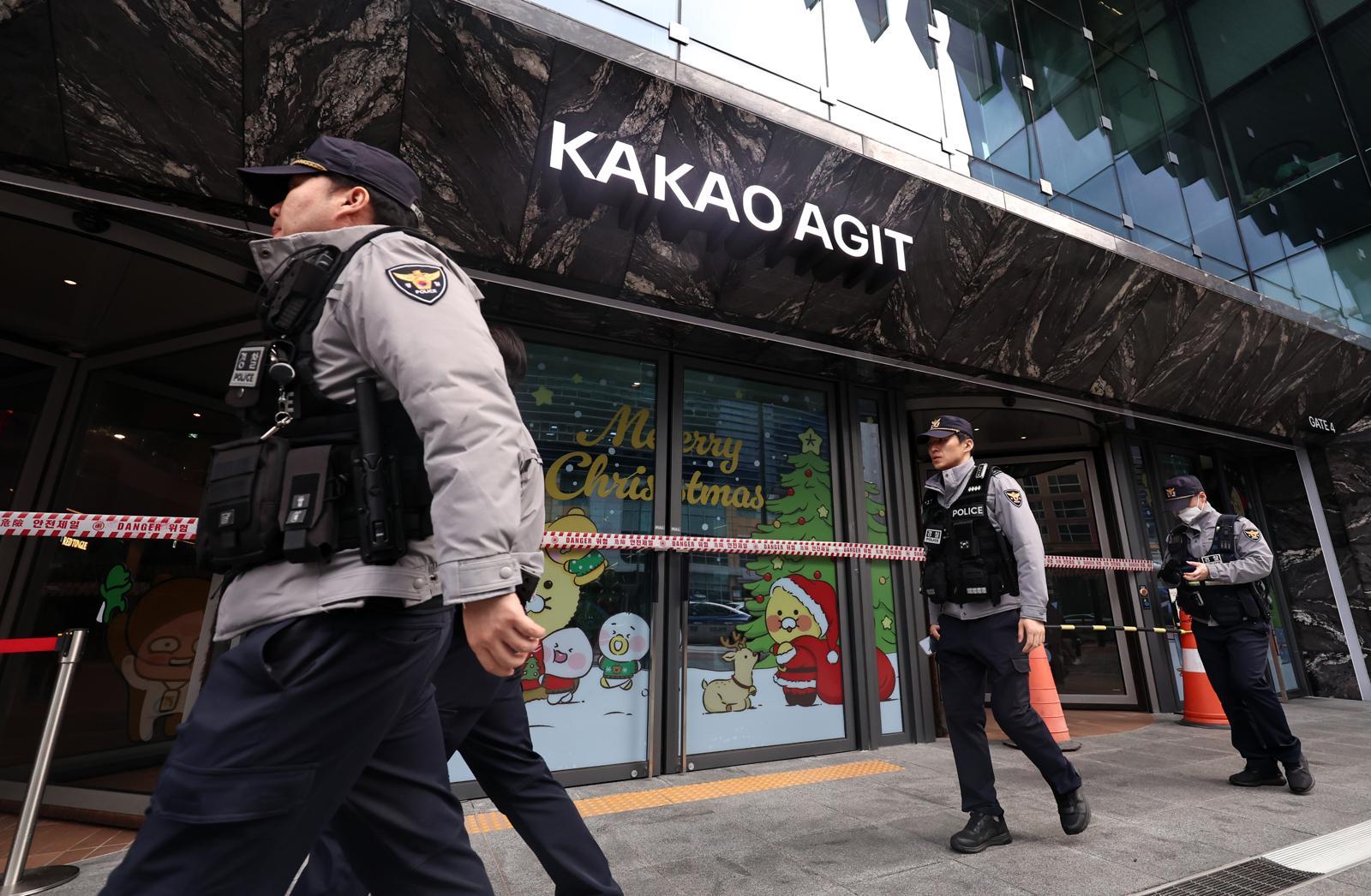 지난 15일 오후 경기 성남시 분당구 카카오 판교 아지트에서 경찰 관계자들이 건물을 통제하고 있다. 이날 카카오 사옥에 폭발물을 설치했다는 협박성 메시지가 접수돼 카카오는 전 직원을 재택근무로 긴급 전환했다. 2025.12.15/뉴스1