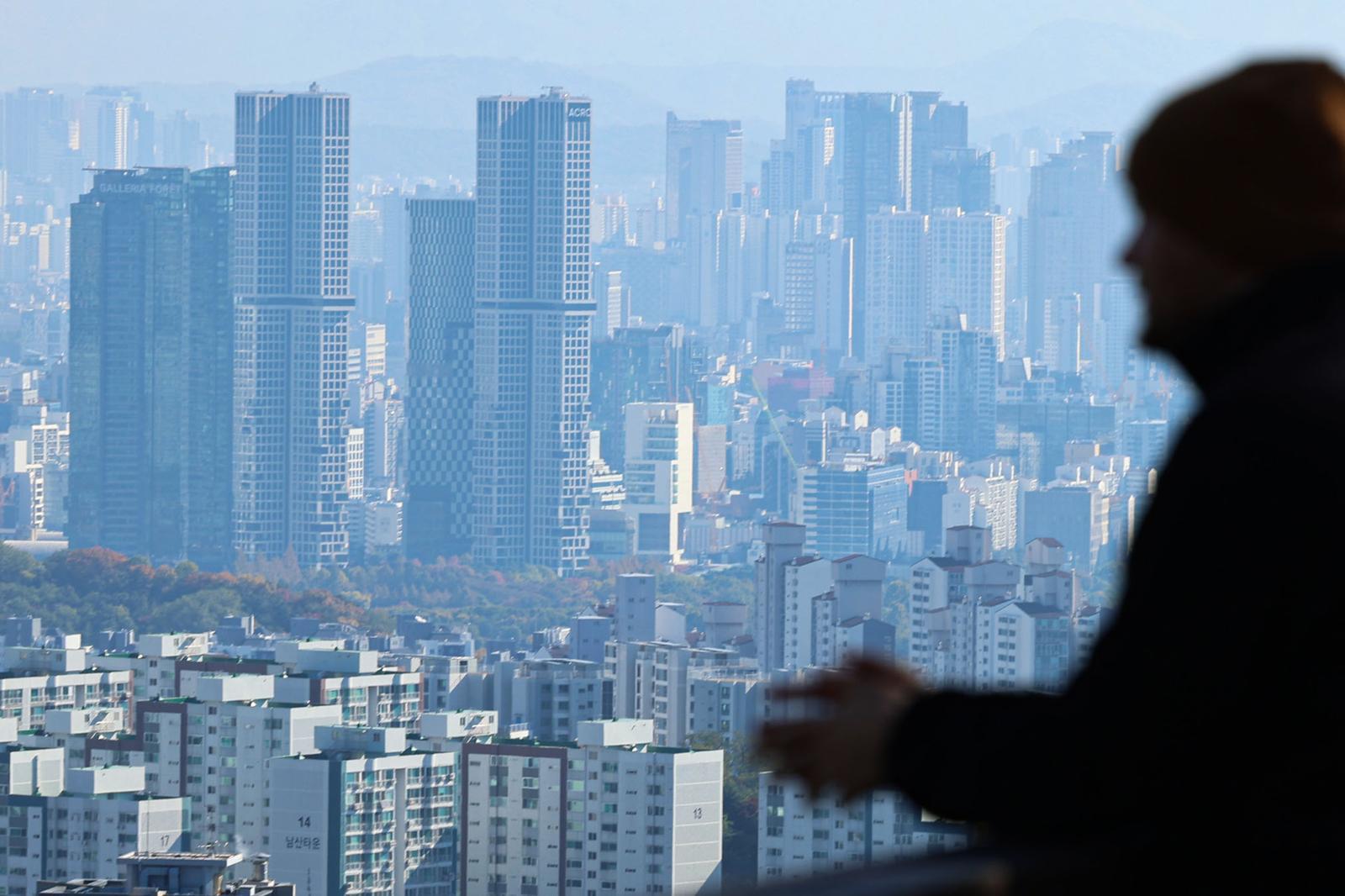 3일 서울 남산타워에서 바라본 시내 아파트단지 모습.   정부의 ‘10·15 부동산 대책‘ 시행 이후 서울 아파트 매수 심리가 2개월여 만에 꺾인 것으로 나타났다. 지난 2일 한국부동산원이 발표한 주간 아파트 수급동향에 따르면 10월 넷째 주(10월 27일 기준) 서울 아파트 매매수급지수는 직전 주(105.4)보다 2.2포인트(p) 하락한 103.2를 기록했다. 이는 지난 8월(99.1) 이후 9주 만의 하락 전환이다. 2025.11.03. 서울=뉴시스