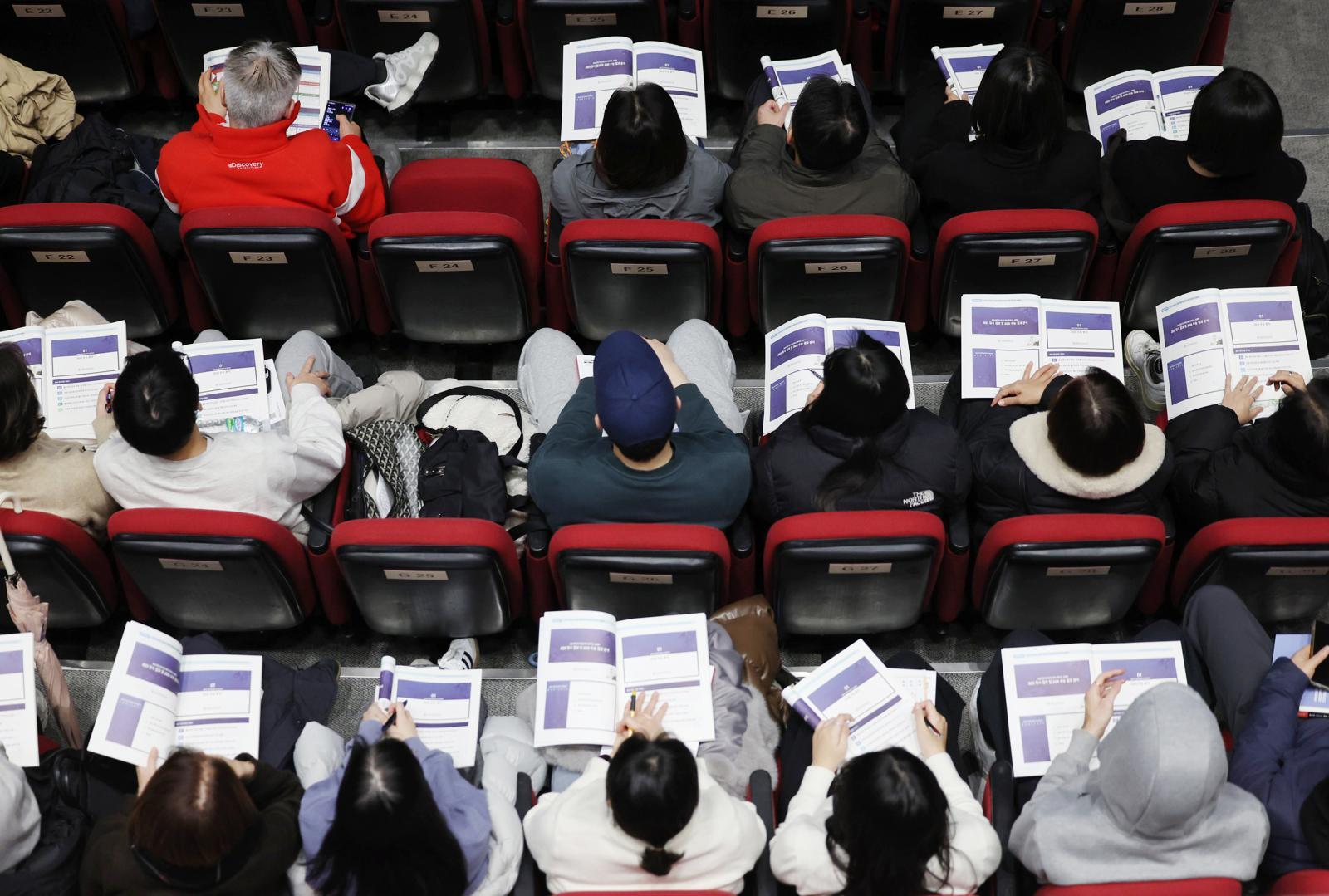13일 서울 성북구 고려대학교 인촌기념관에서 열린 서울시교육청 교육연구정보원, 2026 대입 정시모집 대비 진학지도 설명회에서 학부모 등 참석자들이 자료를 살펴보고 있다. 2025.12.13. 서울=뉴시스