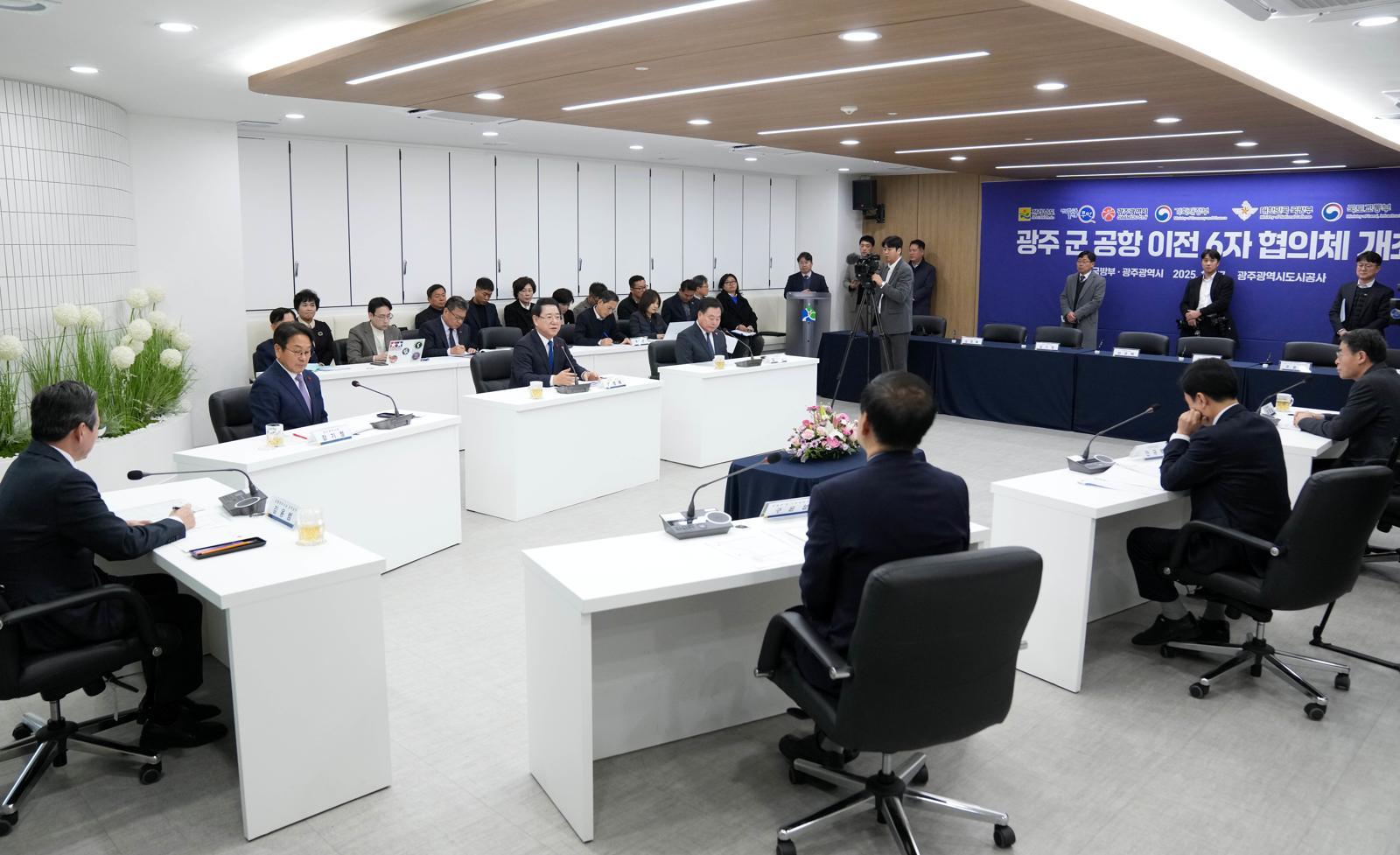 김영록 전라남도지사가 17일 광주에서 열린 ‘광주 군 공항 이전 6자 협의체’회의에서 인사말을 하고 있다. 2025.12.17. 전남도 제공