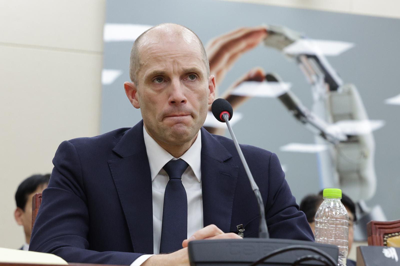 해롤드 로저스 쿠팡 임시 대표가 17일 서울 여의도 국회 과학기술정보방송통신위원회에서 열린 쿠팡 침해사고 관련 청문회에서 의원 질의를 듣고 있다. 2025.12.17.뉴스1