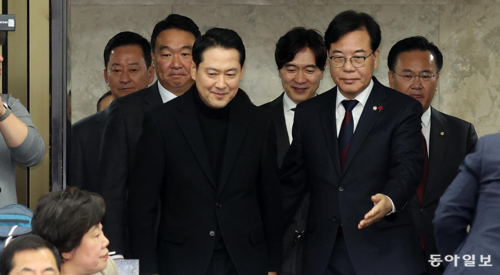 의총 참석하는 국힘 지도부 17일 국회 본청에서 열린 국민의힘 정책의원총회에 국민의힘 장동혁 대표(앞줄 왼쪽)가 송언석 원내대표(앞줄 오른쪽)의 안내를 받으며 입장하고 있다. 장승윤 기자 tomato99@donga.com