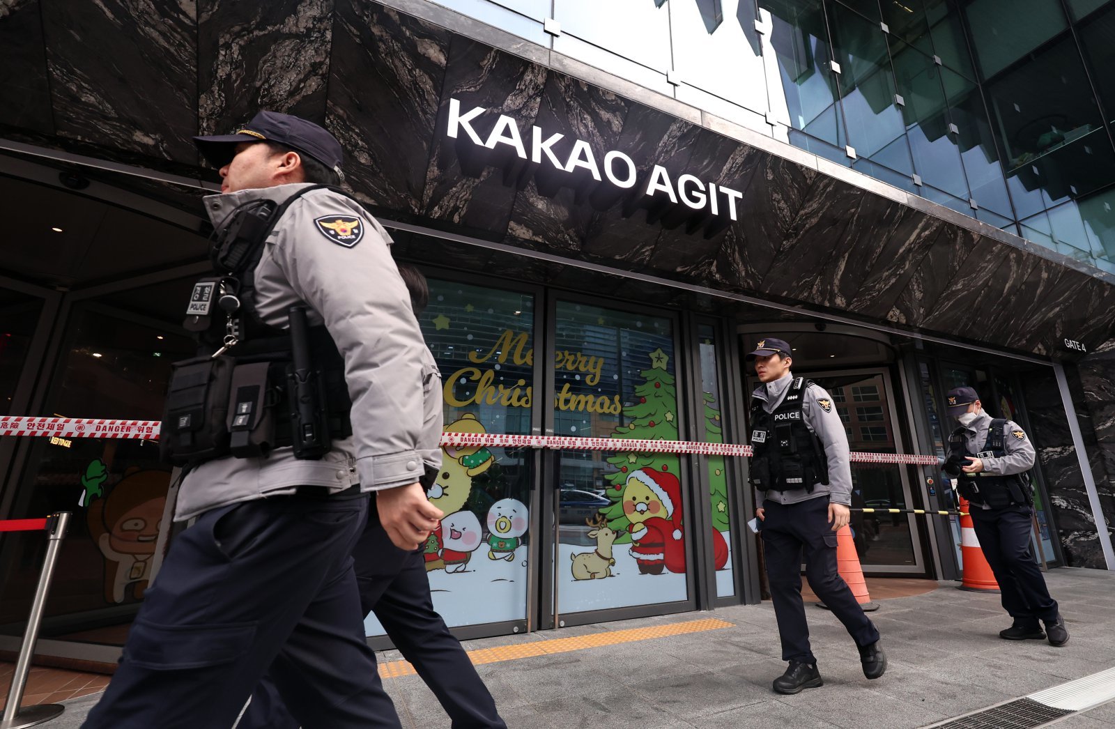 15일 오후 경기 성남시 분당구 카카오 판교 아지트에서 경찰 관계자들이 건물을 통제하고 있다. 이날 카카오 사옥에 폭발물을 설치했다는 협박성 메시지가 접수돼 카카오는 전 직원을 재택근무로 긴급 전환했다. 2025.12.15/뉴스1