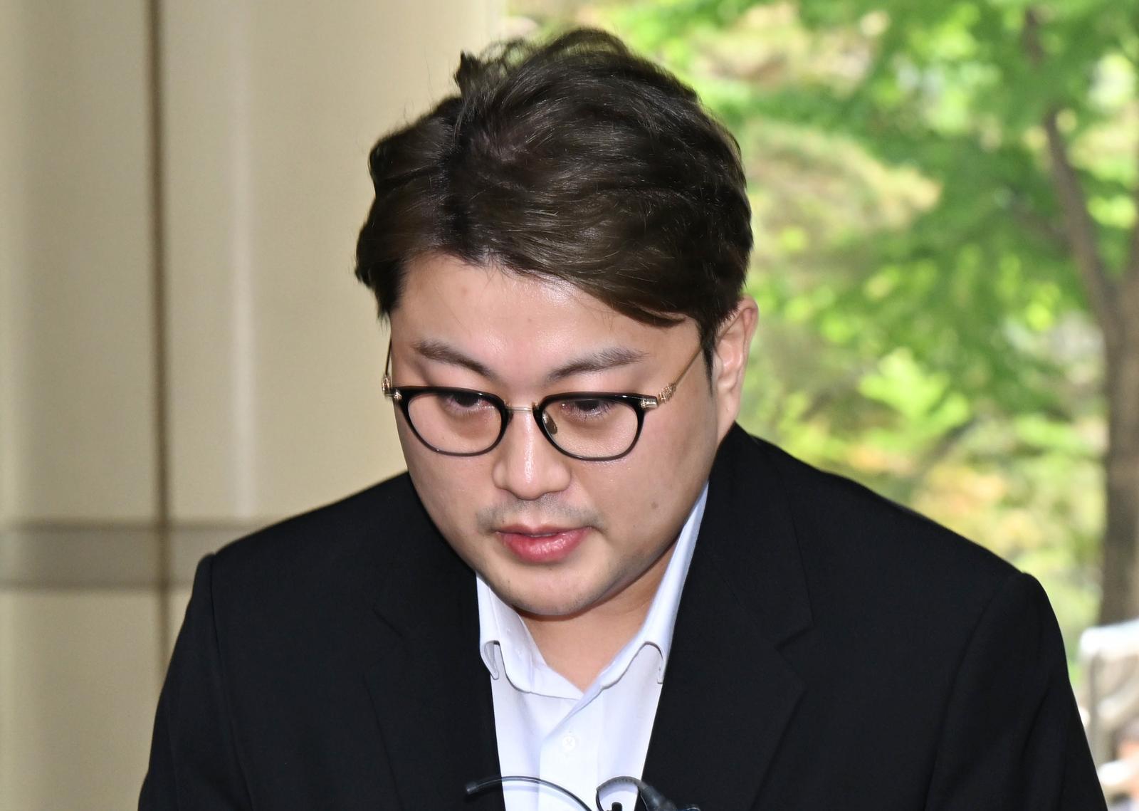 음주 운전 뺑소니 혐의로 복역 중인 가수 김호중이 성탄절 가석방 심사 대상에 올랐으나 부적격 판정을 받았다. 내년 하반기 출소 예정이다. 가수 김호중. 뉴스1