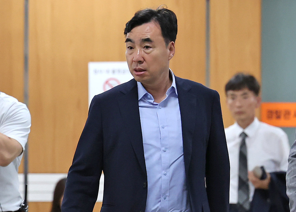 더불어민주당 전당대회 돈 봉투 사건으로 복역하다 보석 석방된 윤관석 전 의원이 2일 오후 서울 서초구 서울고등법원에서 열린 뇌물수수 등 혐의 관련 항소심 1차 공판에 출석하고 있다. 2025.7.2/뉴스1