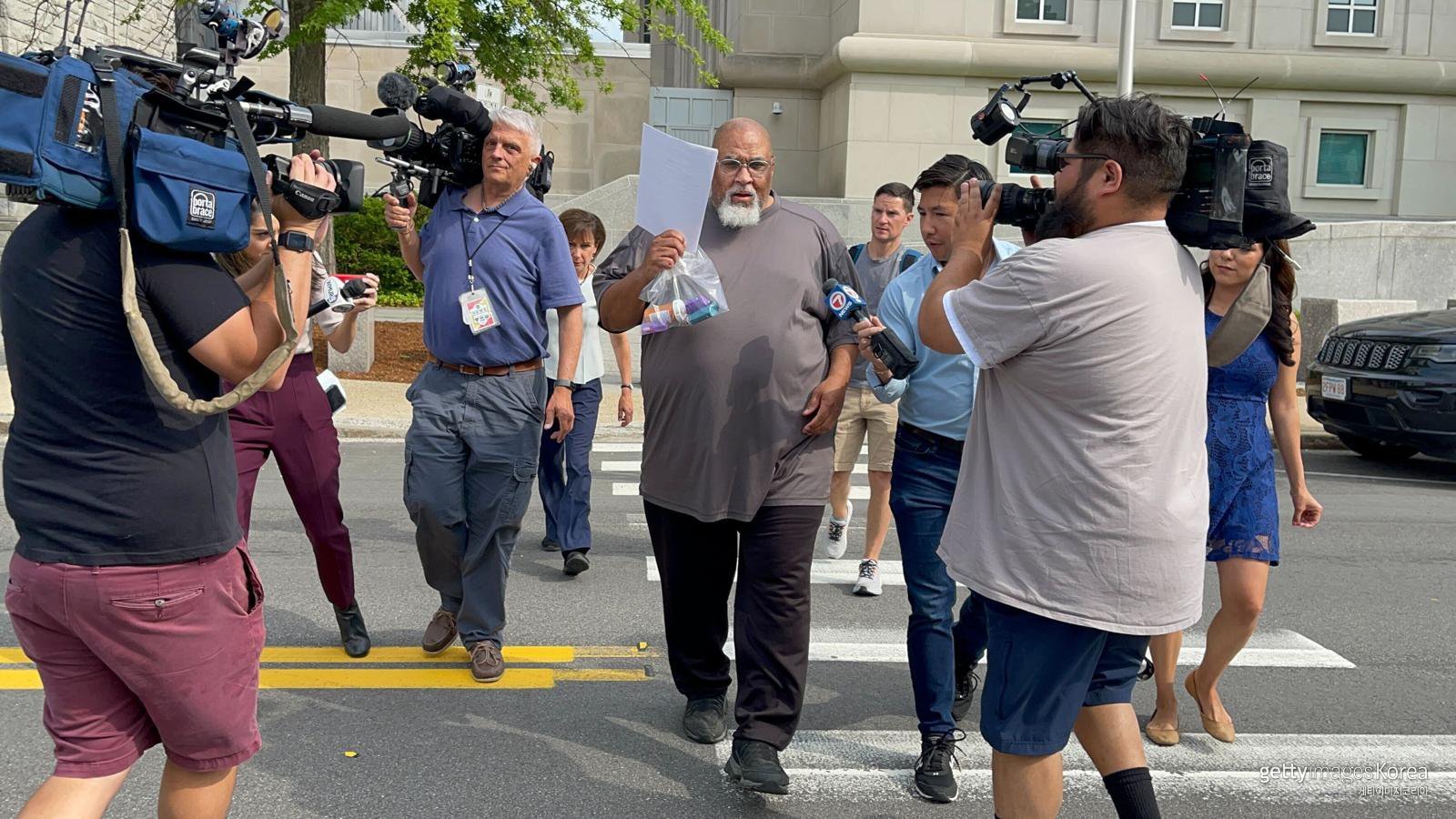 2023년 6월 14일 미국 뉴햄프셔주 콘코드의 연방 법원 앞에서, 기증 시신 불법 거래 혐의로 체포된 세드릭 로지가 얼굴을 가린 채 법원을 나서고 있다. 게티이미지