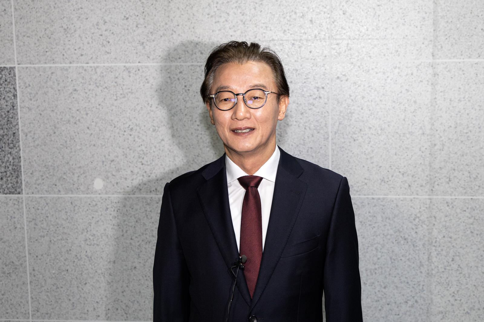 통일교 지원 의혹을 받는 전재수 더불어민주당 의원이 15일 경찰의 압수수색이 종료된 서울 여의도 국회의원회관 의원실에서 나서 취재진에게 입장을 밝히고 있다. 2025.12.15/뉴스1 ⓒ News1 이승배 기자