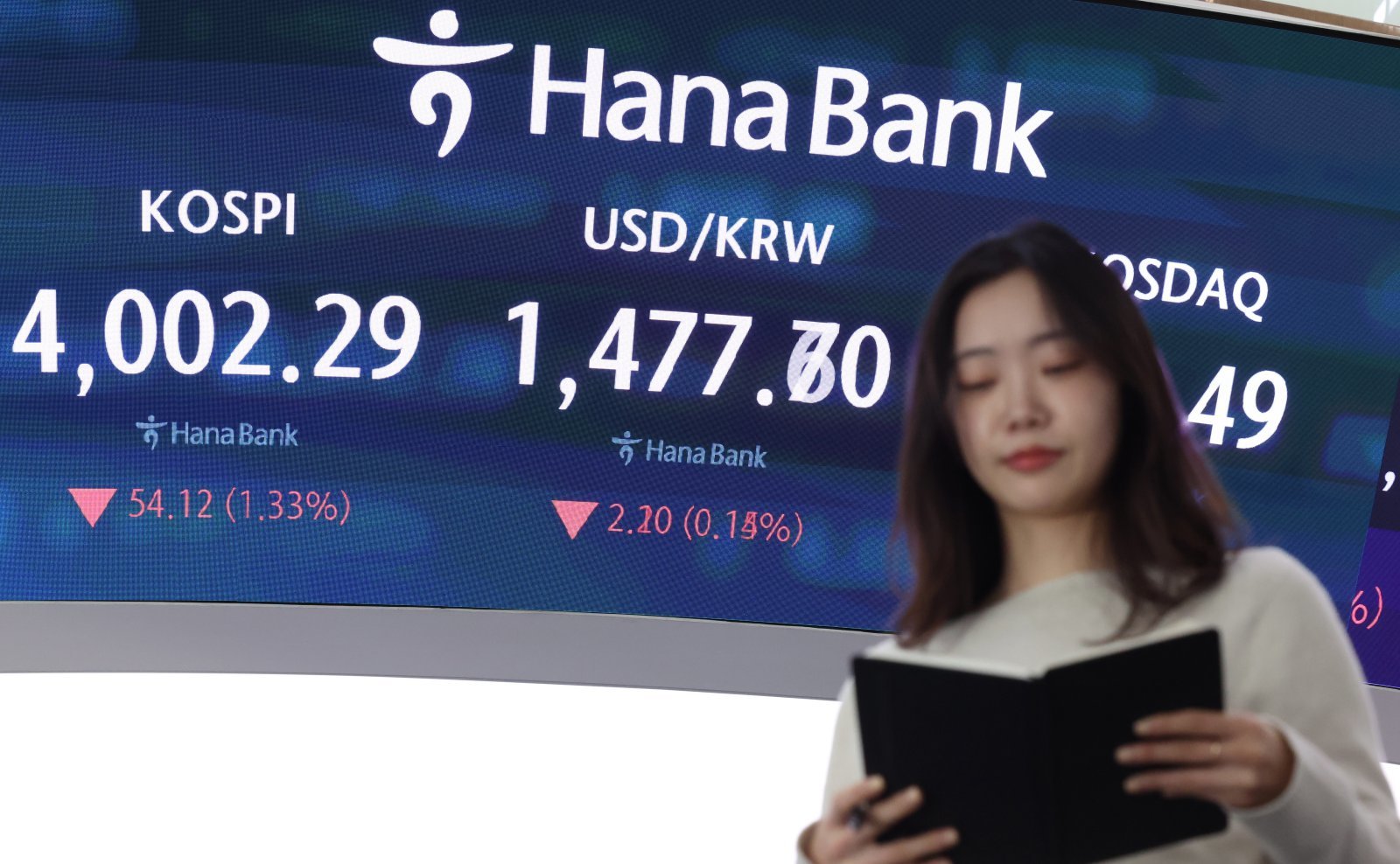 코스피는 전 거래일(4056.41)보다 66.81포인트(1.65%) 하락한 3989.60에 개장한 18일 오전 서울 중구 하나은행 딜링룸 전광판에 지수가 표시되고 있다. 코스닥 지수는 전 거래일(911.07)보다 11.77포인트(1.29%) 내린 899.30에 거래를 시작했다. 원·달러 환율은 전 거래일 주간거래 종가(1479.8원)보다 2.5원 내린 1477.3원에 출발했다. 2025.12.18. [서울=뉴시스]