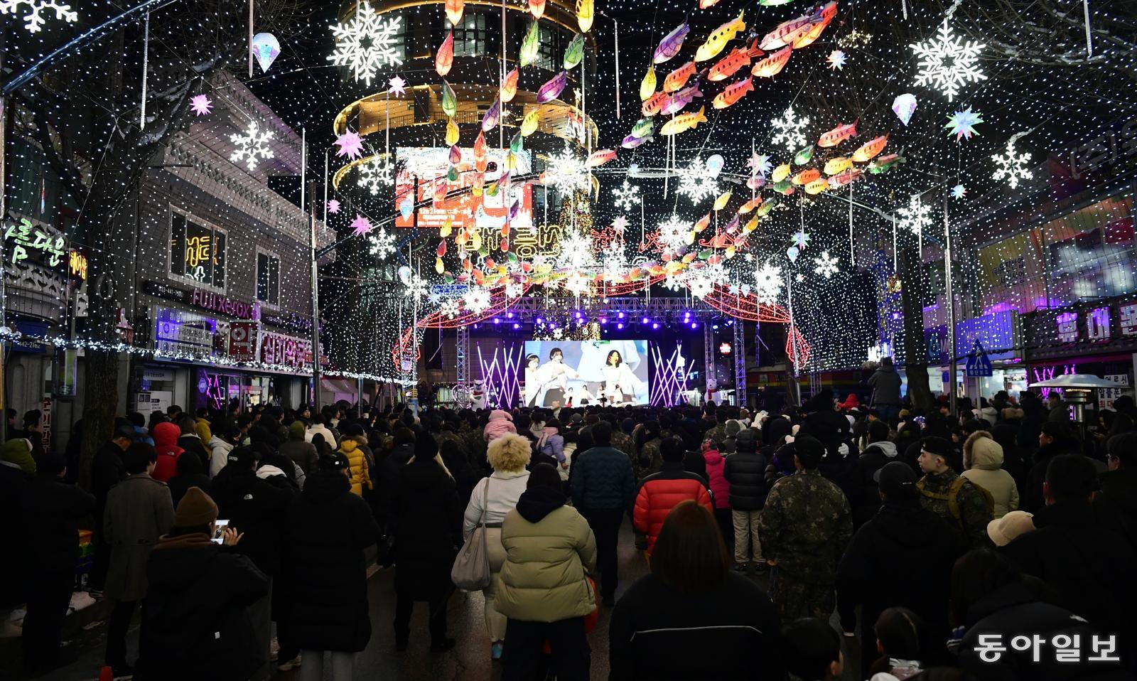 화천군 화천읍 중앙로 일대에 조성된 선등거리 점등식이 20일 오후 6시 열린다. 사진은 지난해 점등식 모습. 화천군 제공