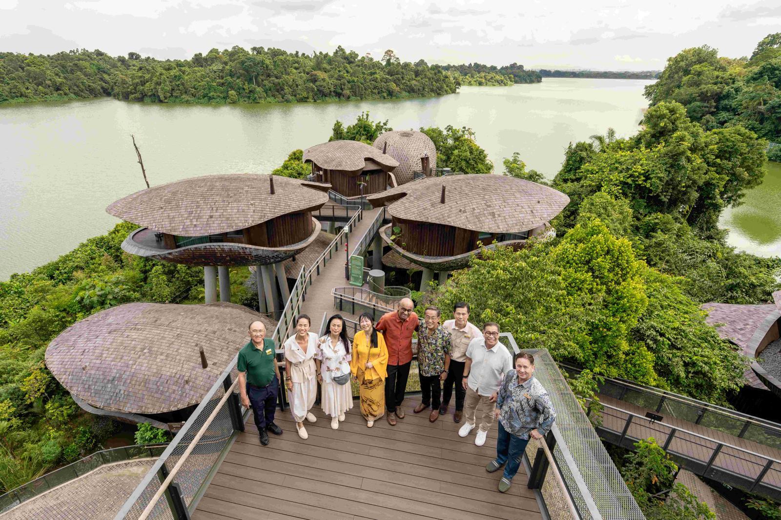지난달 26일 타르만 샨무가라트남 싱가포르 대통령(왼쪽에서 다섯 번째)이 만다이 레인포레스트 페스티벌에 참석해 만다이 리조트를 둘러봤다. 반얀그룹 제공