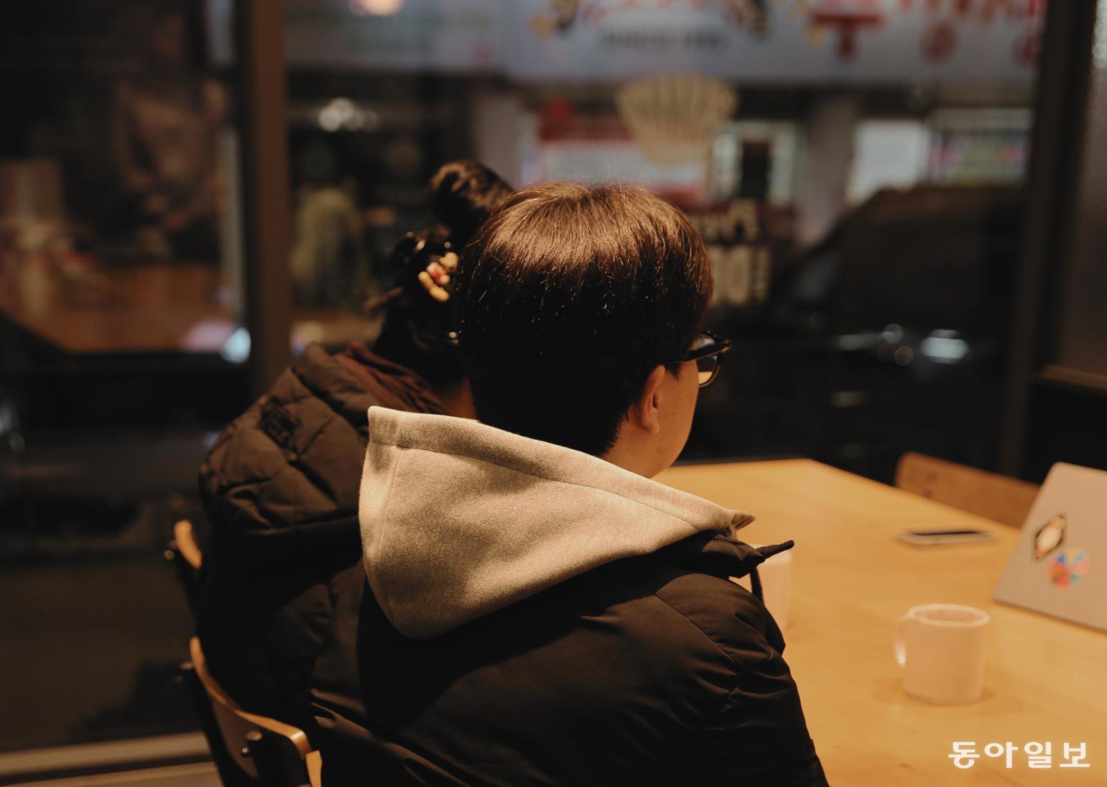 박천수(가명·18세) 아동과 어머니가 나란히 앉아 이야기를 나누고 있다. 월드비전 위기아동지원사업을 통해 일상의 안정을 되찾은 뒤, 천수는 음악이라는 꿈을 다시 키워가고 있다. 월드비전 제공