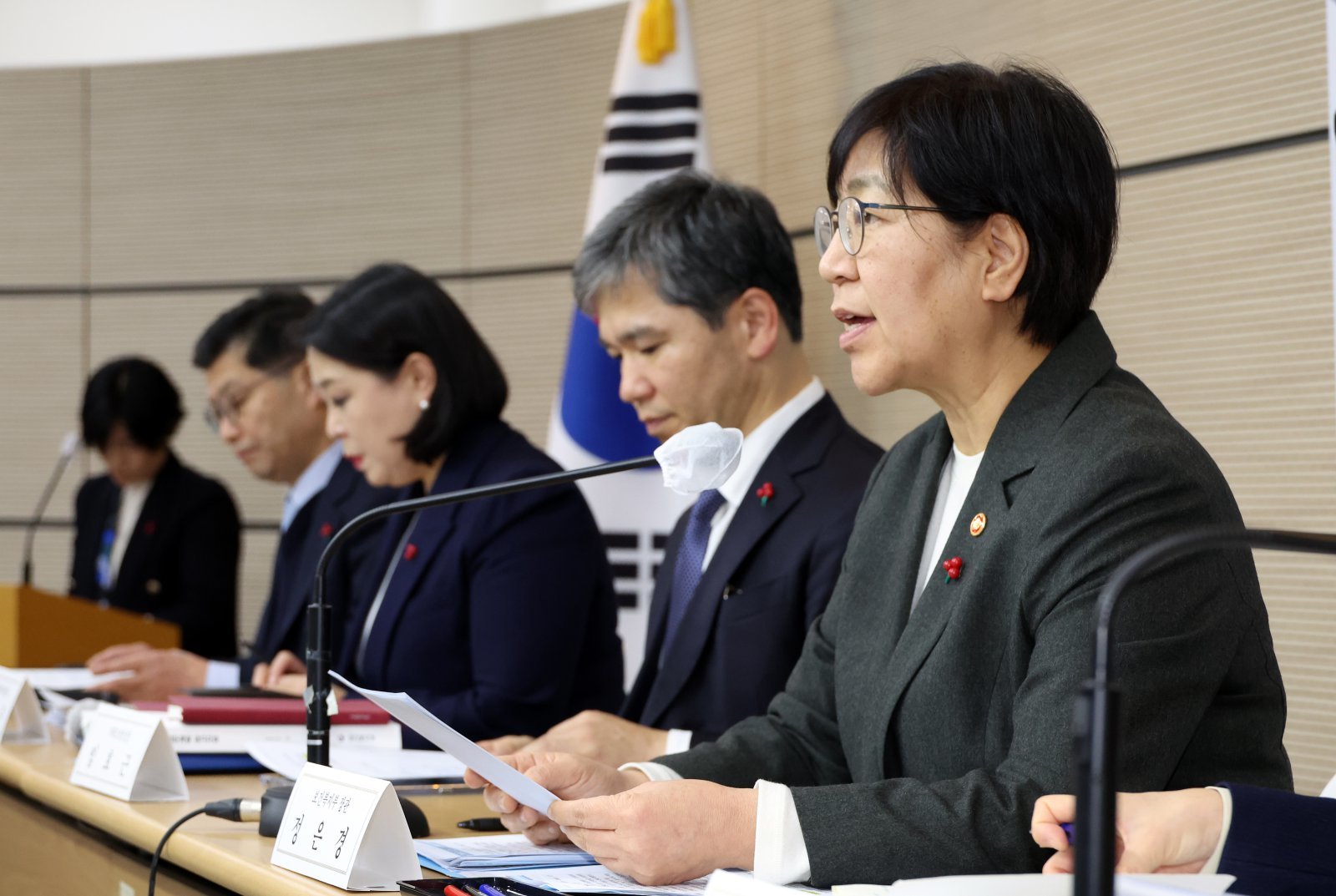 난임치료 놓고 정면충돌…정은경 발언에 한의협 “망언”