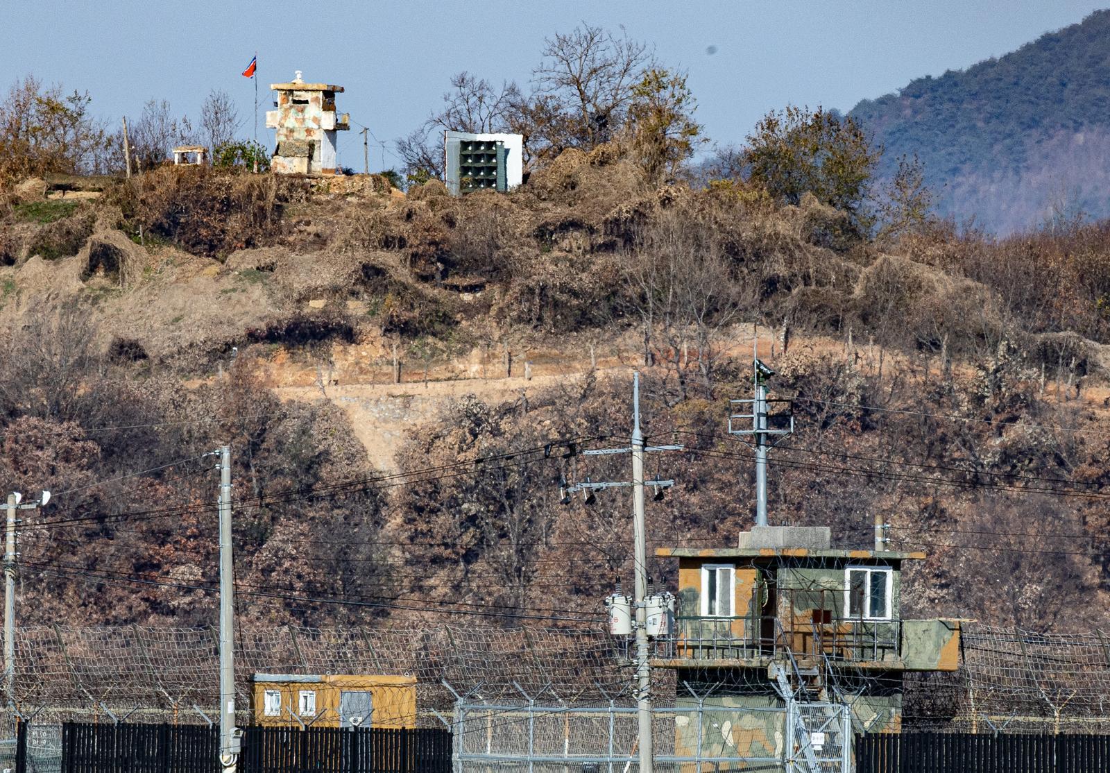 경기도 파주 접경지역에서 서로 마주 바라보고 있는 남북초소. 2025.11.18/뉴스1