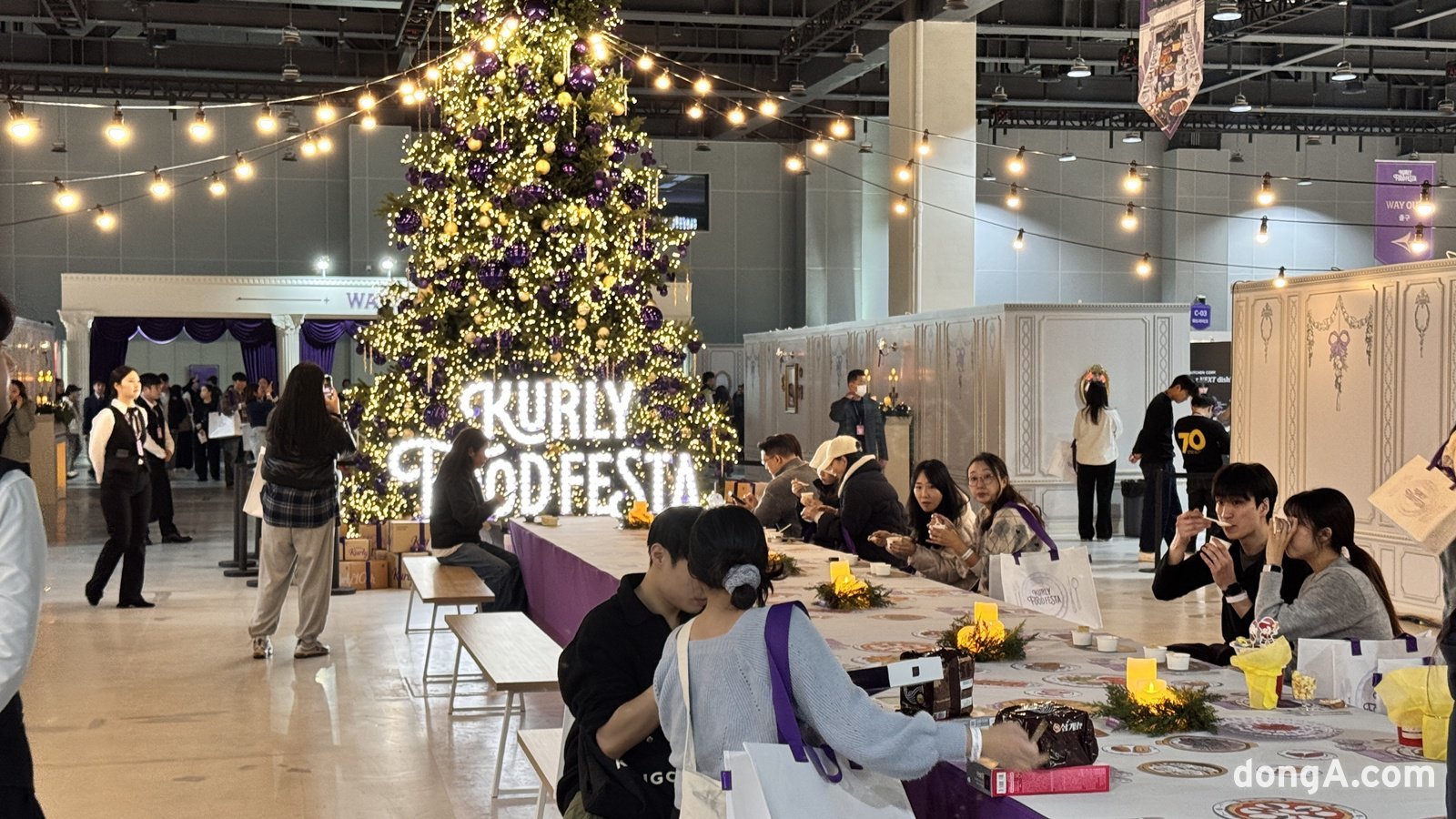 ‘컬리푸드페스타 2025’ 행사장은 중앙에 마련된 홀리데이 테이블을 기준으로 간편식, 디저트‧데일리, 그로서리, 축산 및 수산식품, 신선식품, 웰빙, 음료‧간식 등 총 7개 구역으로 나뉜다. 또한 홀리데이 테이블과 함까 대형 트리가 설치돼 포토존 역할을 한다. 윤우열 기자 cloudancer@donga.com