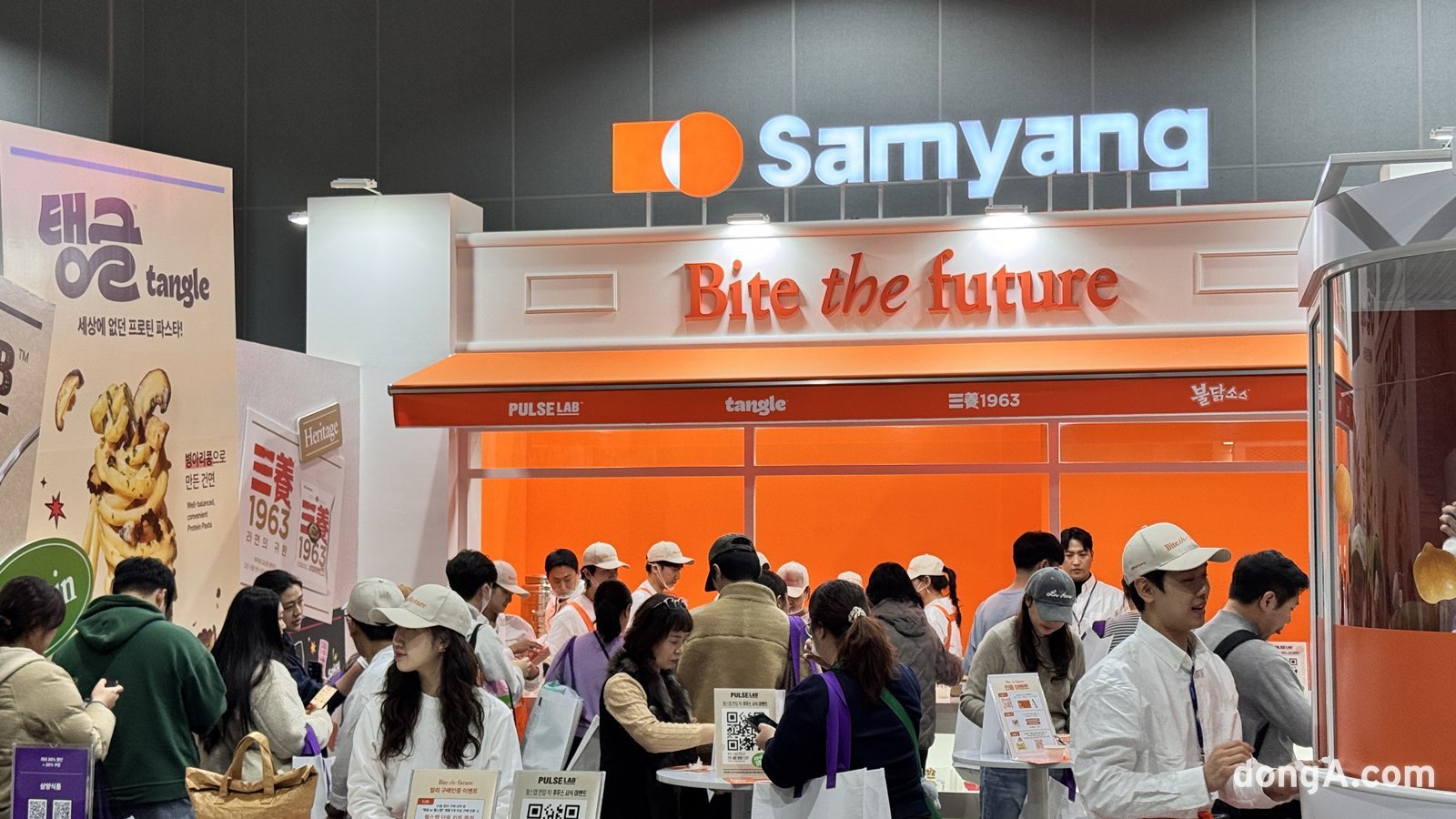 ‘컬리푸드페스타 2025’ 행사에는 109개 파트너사의 160여 개 F&B 브랜드가 참여하며 삼양식품, 롯데호텔, 윤서울, 온하루 등 50여 개 파트너사는 올해 신규로 참가한다.윤우열 기자 cloudancer@donga.com