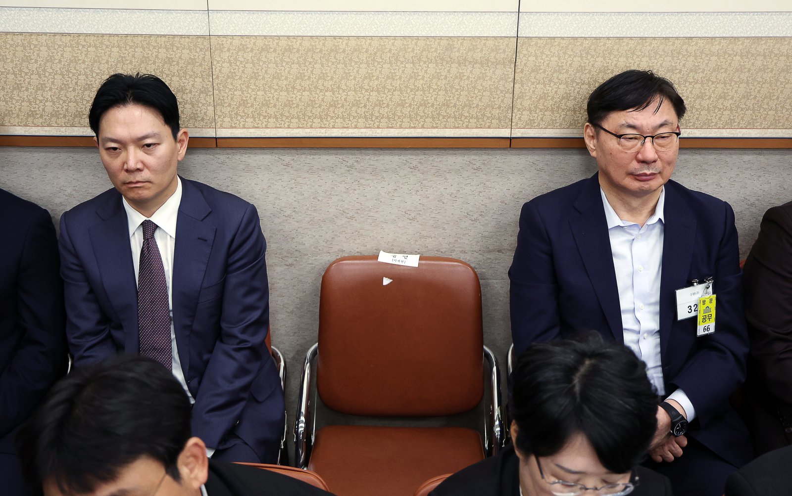 이화영 전 경기도 평화부지사가 14일 오후 서울 여의도 국회 법제사법위원회에서 열린 법무부 등에 대한 국정감사에서 자신의 대북 송금 사건을 수사했던 박상용 법무연수원 교수와 자리에 앉아 있다. 2025.10.14.[서울=뉴시스] 김