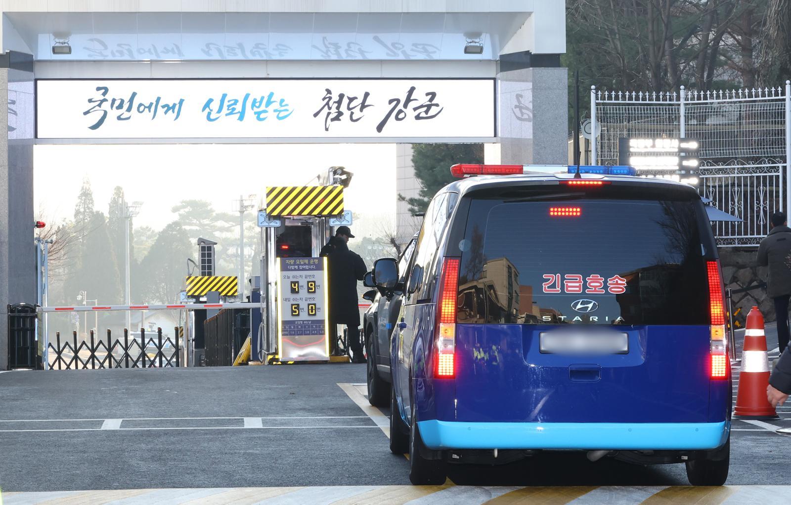 윤석열 전 대통령이 탑승한 호송 차량이 18일 오전 서울 용산구 중앙지역군사법원에서 열린 곽종근 전 특수전사령관, 여인형 전 방첩사령관, 이진우 전 수도방위사령관, 문상호 전 정보사령관의 내란 중요임무종사 혐의 등 사건 재판에 증인 출석하기 위해 법원으로 들어서고 있다. 뉴시스