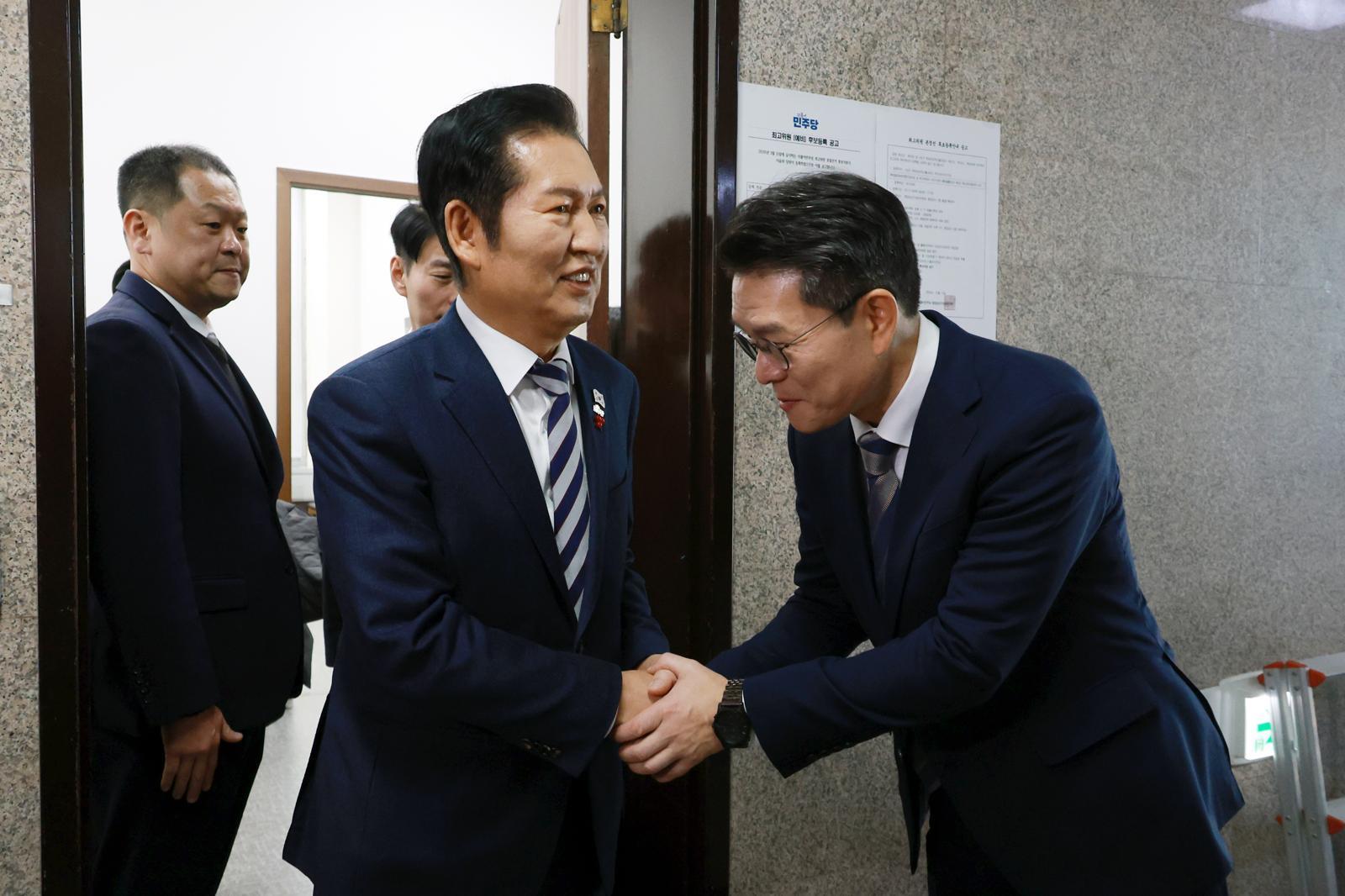 정청래 더불어민주당 대표와 정원오 성동구청장이 18일 서울 여의도 국회에서 면담을 마친 뒤 인사하고 있다. 2025.12.18. 뉴시스