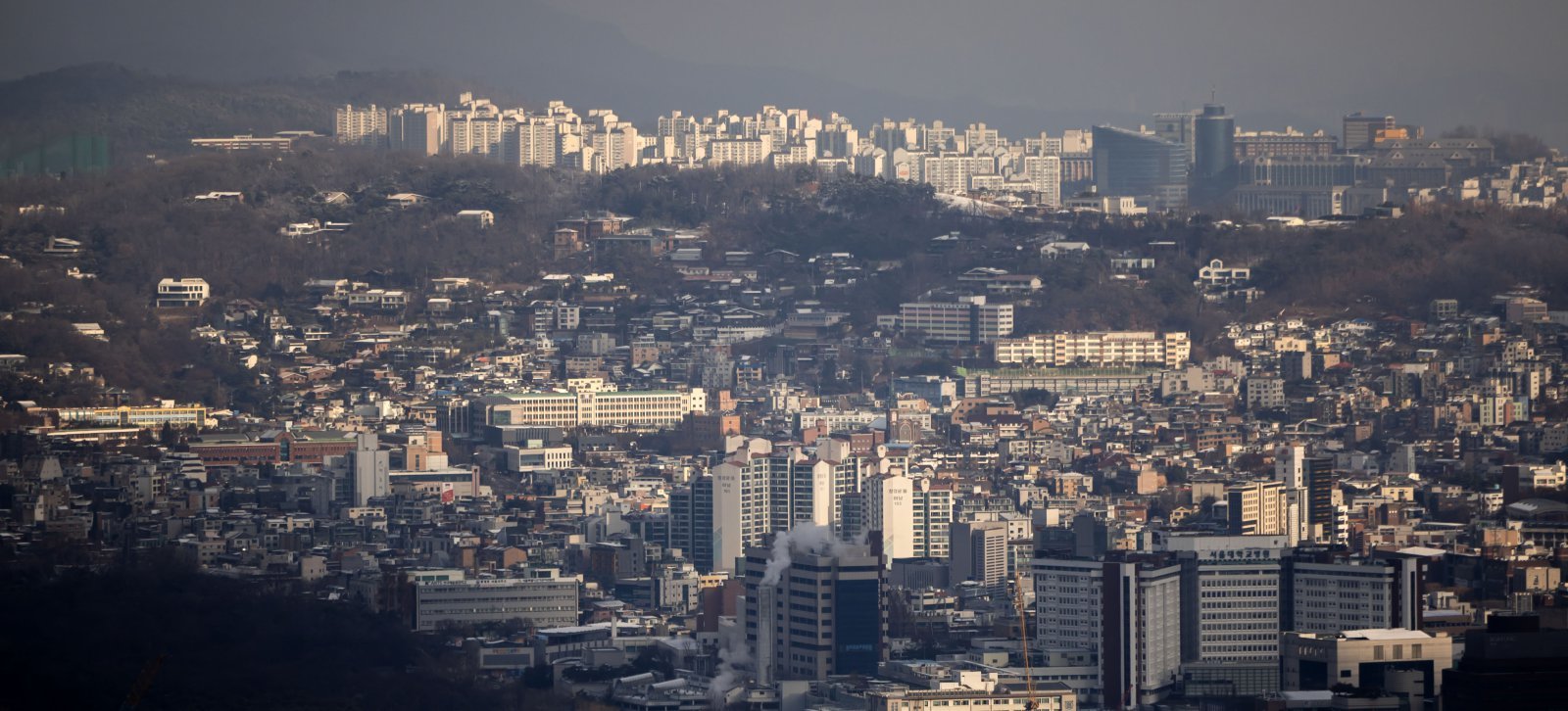 집값 안정화를 위해 정부가 규제를 서울 전역으로 확대한 10·15 대책 시행이 2개월이 지나며 규제 여파로 비강남권 거래가 줄어든 반면 강남 아파트 가격은 상승한 것으로 나타났다.   대책 발표 이후 서울 대다수 지역 매매량이 절반 이하로 떨어지는 동안 강남3구와 한강벨트 거래량은 70% 가까이 상승했다. 이는 공급 절벽이 심해질 것이라는 불안으로 투자 심리가 강화된 것으로 풀이된다. 사진은 14일 서울 시내 아파트 단지의 모습. 2025.12.14. [서울=뉴시스]