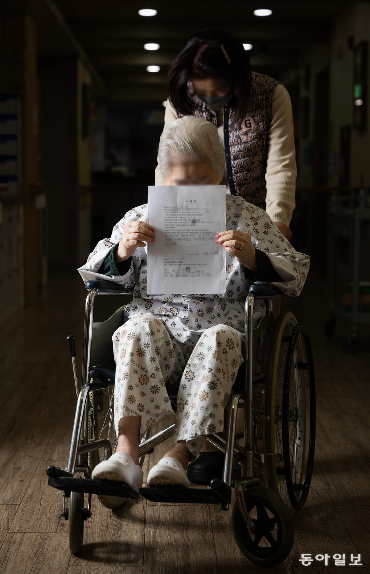 이웃에게 6억 원이 넘는 돈을 빌려줬다가 돌려받지 못한 치매 환자 서향분 씨(86)가 휠체어에 앉아 ‘차용증’을 돌려주는 모습. 그의 치매 남편은 돈을 떼인 스트레스에 시달리다가 3년 전 먼저 세상을 떠났다.