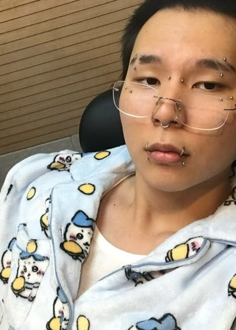 코미디언 김지선의 아들 래퍼 시바가 추가 검사 결과 간염은 아니라는 소견을 전했다. 간 수치 이상 논란 이후 건강 회복에 집중하겠다고 밝혔다. ⓒ뉴시스