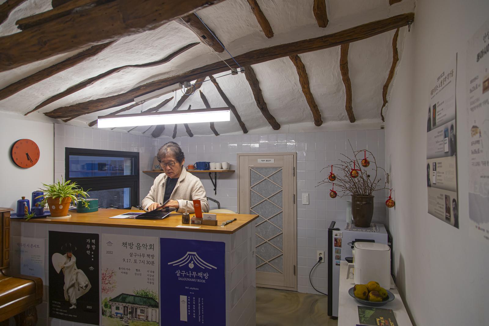 경기 안성 금광면 살구나무책방 내부 모습. 이곳은 4년 전 폐가였던 공간을 개조해 만든 작은 서점이다. 옛집의 서까래와 구조를 최대한 살려 인위적인 장식을 덜어낸 것이 특징이다. 경기관광공사 제공.