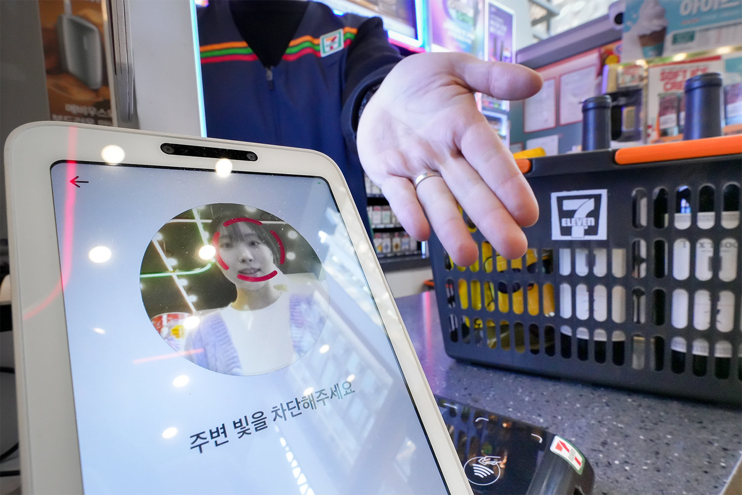 “지갑도 휴대전화도 필요 없다”…편의점 ‘얼굴 결제’ 확대