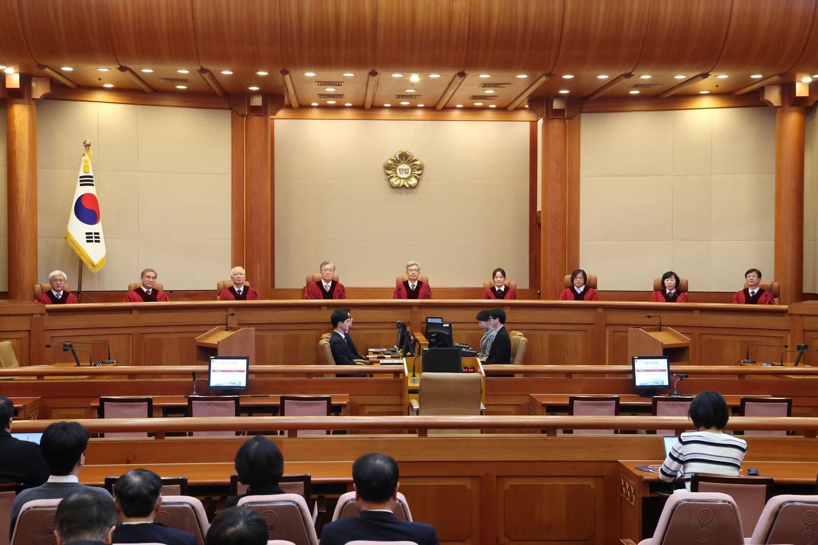 김상환 헌법재판소장과 재판관들이 18일 오후 서울 종로구 헌법재판소에서 열린 조지호 경찰청장 탄핵심판 사건 선고를 위해 대심판정에 자리하고 있다.   이날 헌재는 재판관 전원일치로 조지호 경찰청장 ‘파면’을 결정했다. 2025.12.18/뉴스1