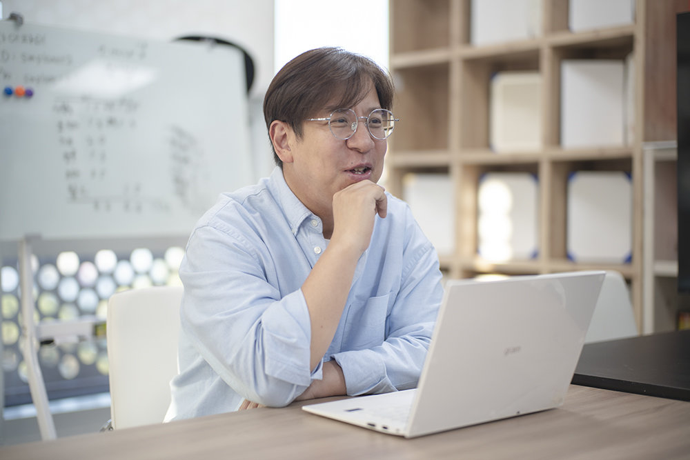 이지플러스는 시각장애인을 위한 UI/UX가 적용된 지원 애플리케이션이다 / 출처=IT동아