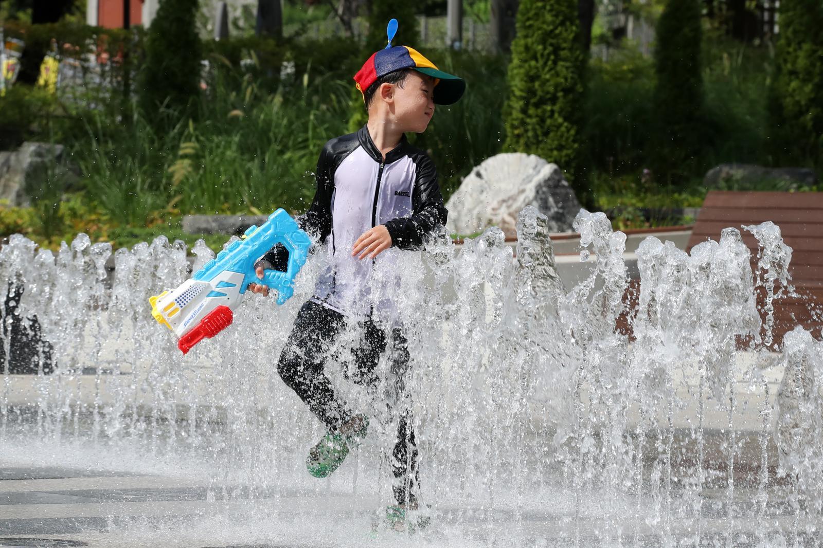 폭염이 계속된 28일 오후 대구 북구 들샘공원에서 어린이들이 물놀이를 하며 더위를 식히고 있다. 2025.8.28/뉴스1