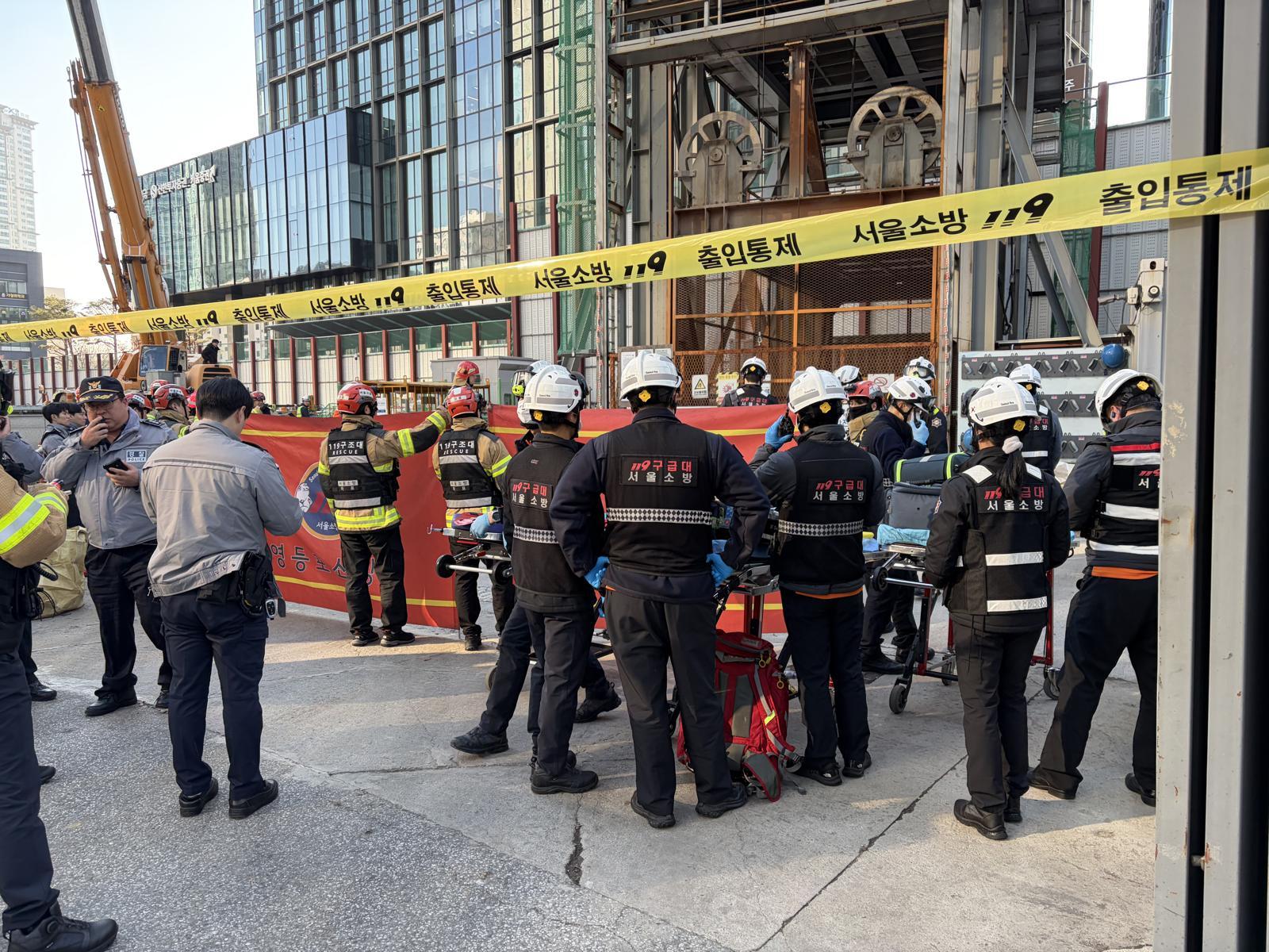 18일 오후 1시 22분쯤 서울 여의도 신안산선 복선전철 지하 공사 현장에서 사고가 발생해 소방대원과 경찰이 구조작업과 수습작업을 하고 있다. 이번 사고로 최소 2명이 다쳤으며 소방 당국은 장비 23대와 인력 88명을 동원해 사고 현장을 수습하고 있다. 지하 작업 도중 철근이 추락하며 밑에서 일하던 작업자가 다친 것으로 알려졌다. 2025.12.18/뉴스1