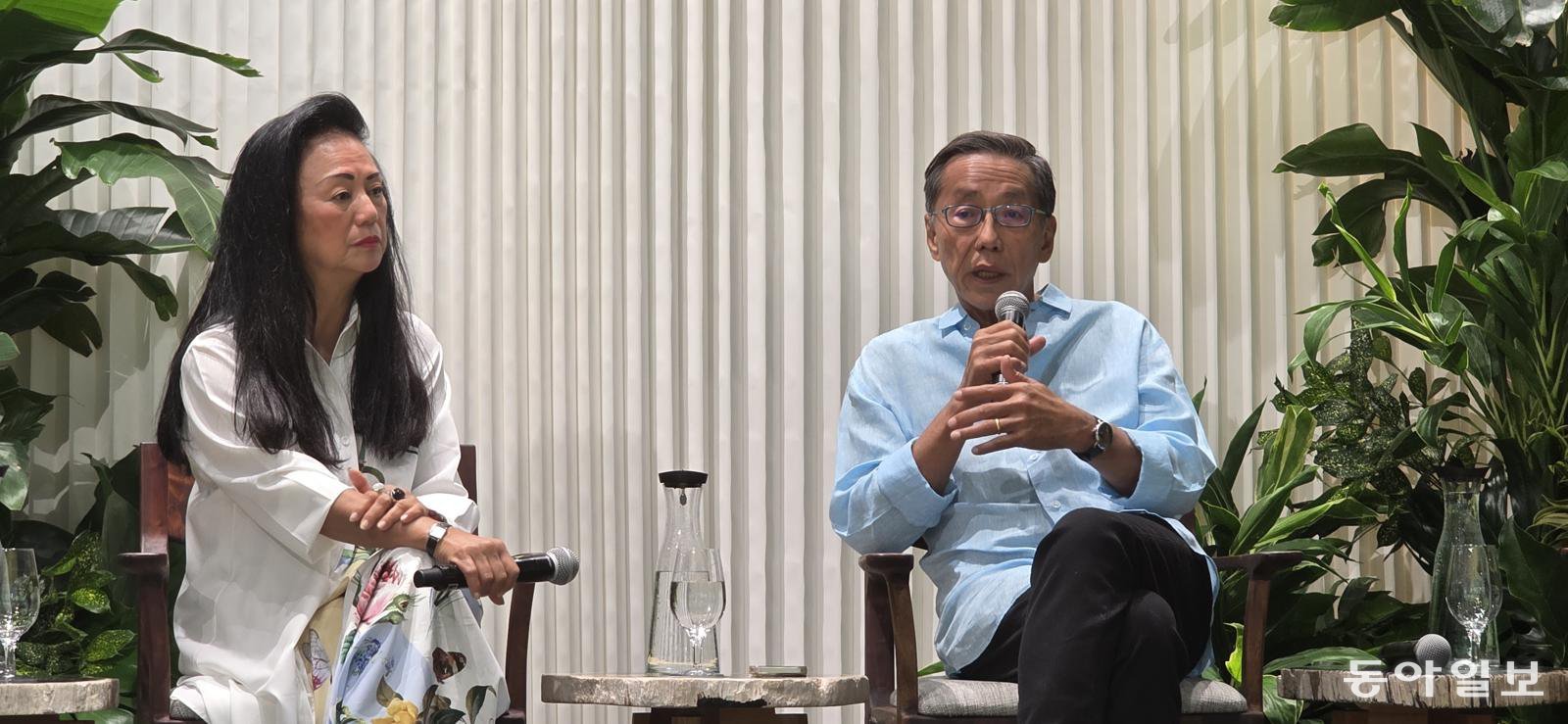 지난달 26일 만다이 리조트에서 ‘창립자와의 대화 세션’을 진행 중인 호권핑 반얀그룹 회장(오른쪽)과 클레어 창 수석 부사장. 싱가포르=김선미 기자 kimsunmi@donga.com