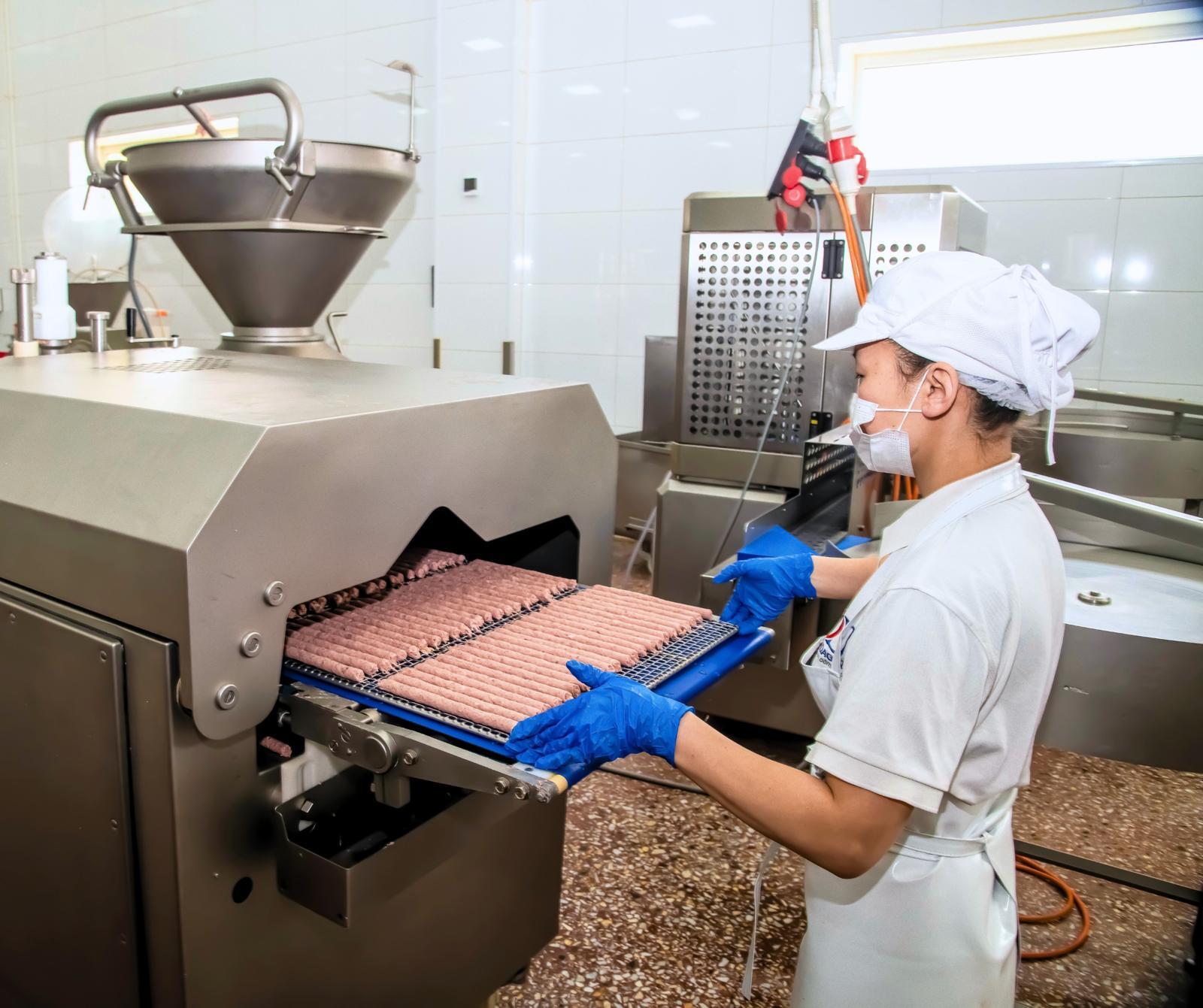 연간 6000톤 이상 식품 생산 규모와 1만 2500제곱미터(㎡) 이상 면적의 반려동물 식품 전용 제조 시설을 운영하고 있는 중국 ‘연태롱충식품유한회사’ 전경 및 제조공정