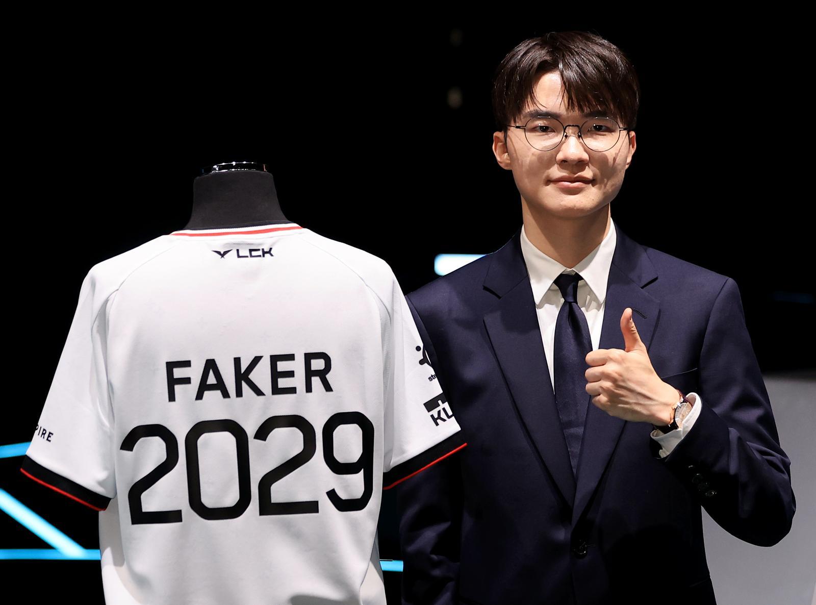 LCK T1팀 주장 이상혁(페이커)이 18일 서울 종로구 롤파크 LCK(리그 오브 레전드 챔피언스 코리아) 아레나에서 열린 기자 간담회에서 포토타임을 갖고 있다. 2025.12.18/뉴스1