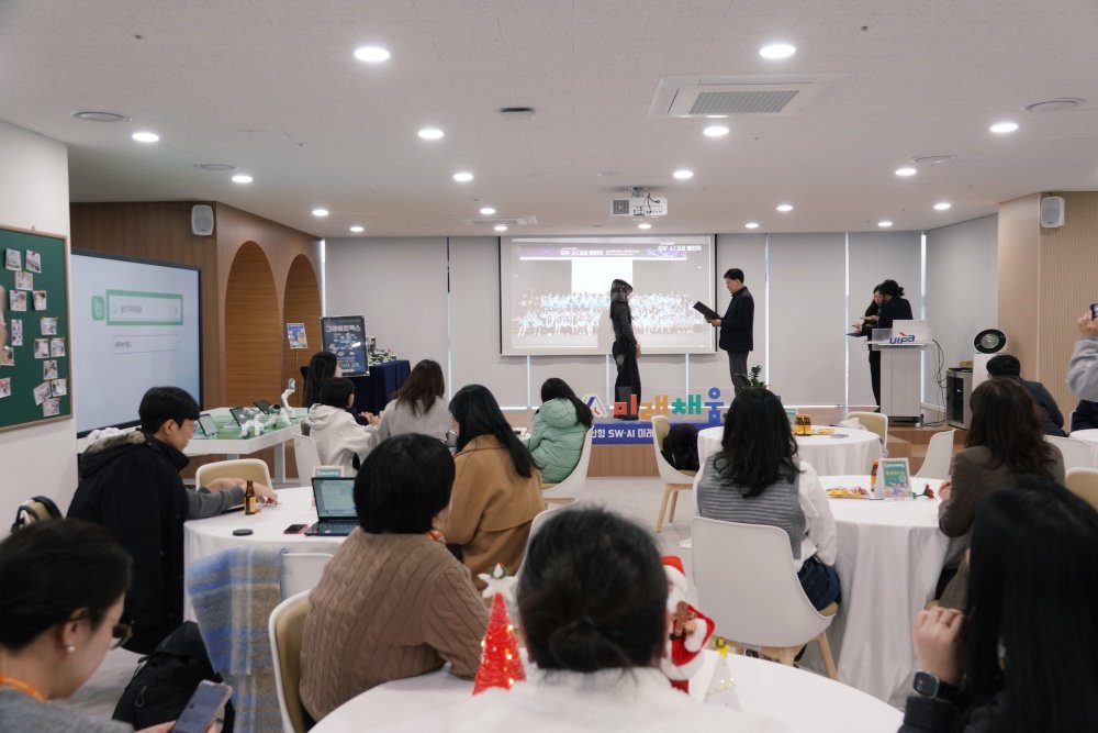 정회걸 센터장이 2025 울산SW미래채움 성과발표회 시상식에서 시상하고 있다 / 출처=IT동아