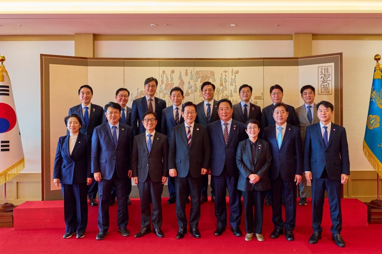 이재명 대통령이 18일 서울 용산 대통령실에서 더불어민주당 대전, 충남 국회의원들과 오찬 간담회를 가지며 기념촬영을 하고 있다. 2025.12.18 대통령실 제공