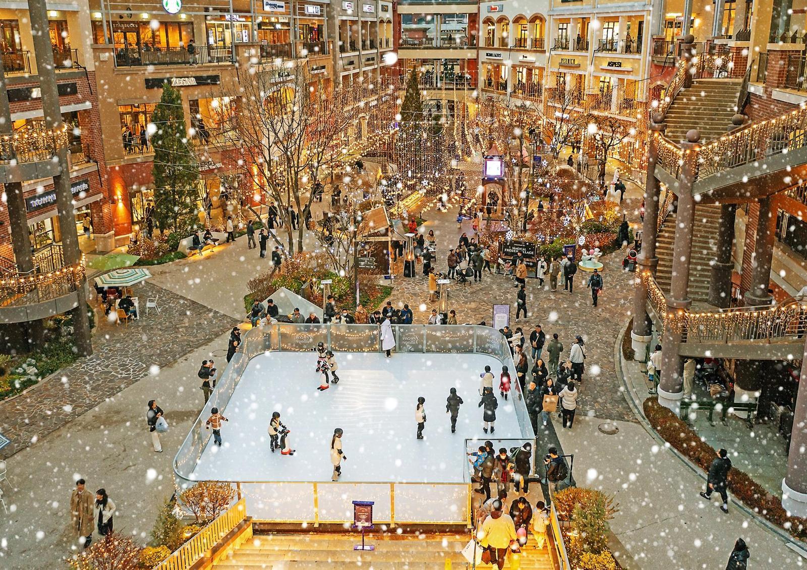 크리스마스를 맞아 ‘매지컬 프로즌 빌리지’ 테마로 꾸며진 파주 프리미엄 아울렛.