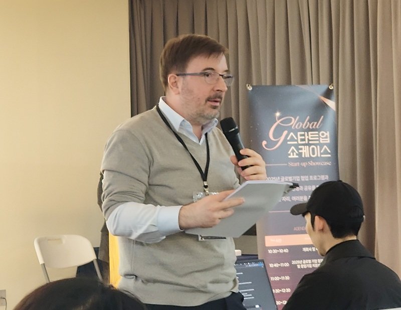 르노 미셸 베샤드 안젯텍 대표가 자신을 소개하고 있다 / 출처=IT동아