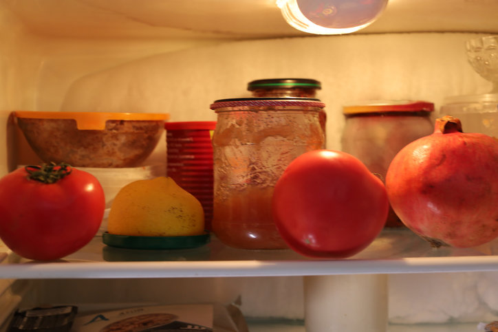 냉장고 효율을 높이려면 전체 용량의 70%만 수납하고 냉기 토출구를 가로막지 않아야 냉기 순환이 원활해진다. 주위 온도에 맞춰 여름에는 설정 온도를 낮추고 겨울에는 높이는 계절별 관리와 함께 문 닫기 등 기본 수칙 준수가 필수적이다. 사진=게티이미지뱅크.