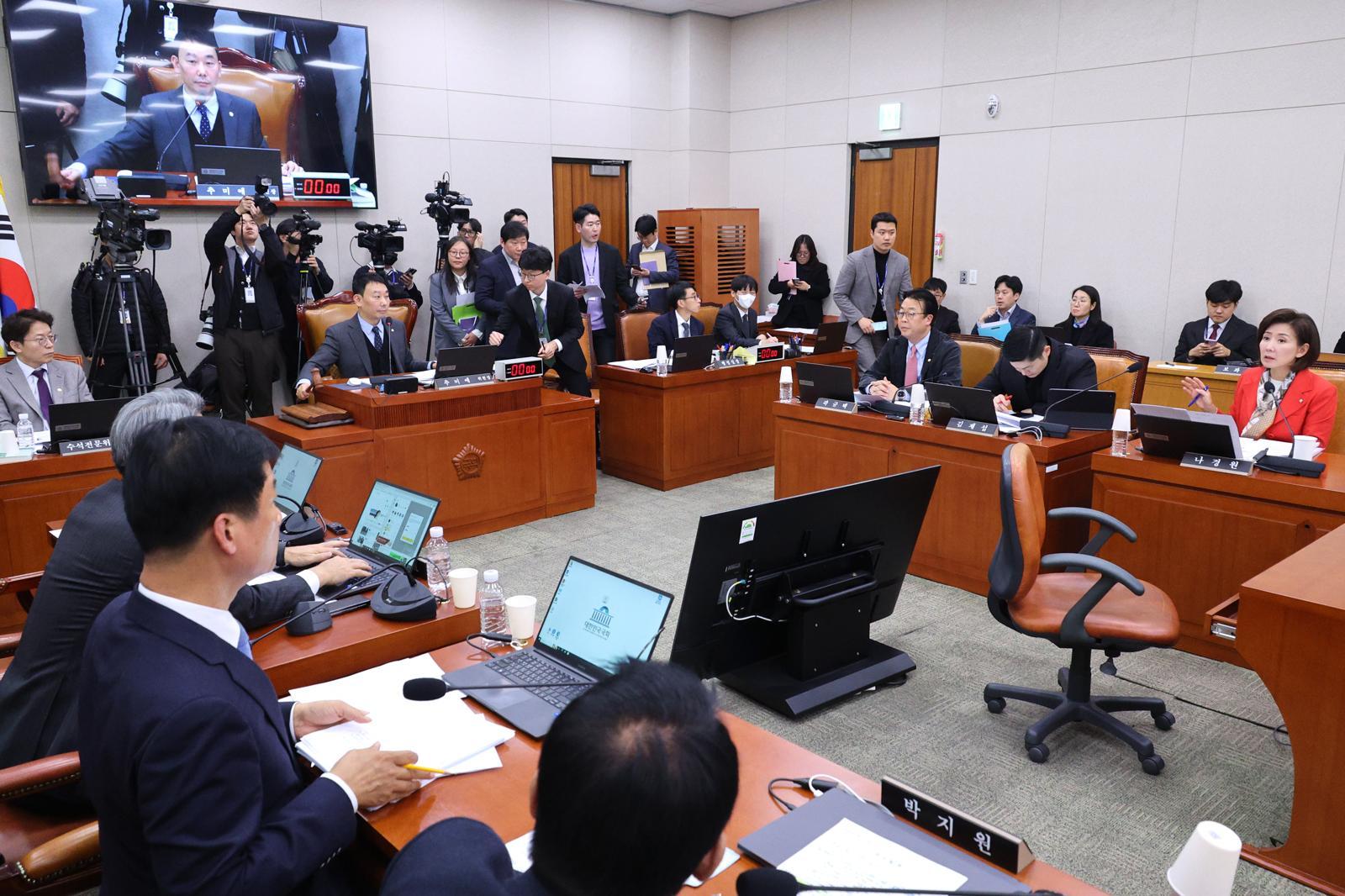 김용민 위원장 직무대행이 18일 서울 여의도 국회에서 열린 법제사법위원회 전체회의에서 법안을 통과시키고 있다.  2025.12.18/뉴스1