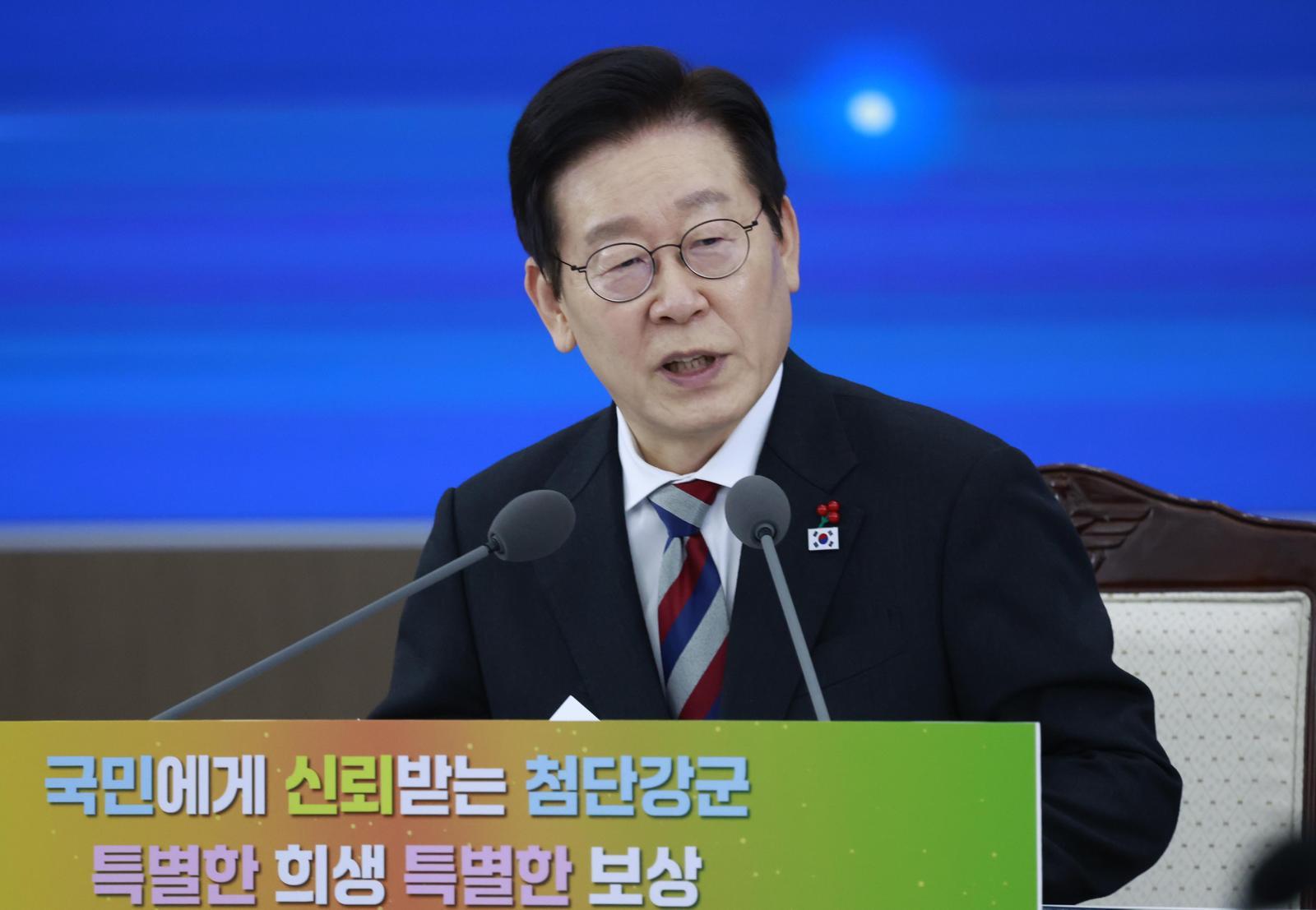 이재명 대통령이 18일 서울 용산구 국방부에서 열린 국방부·국가보훈부 업무보고에서 발언하고 있다. 2025.12.18. 뉴시스